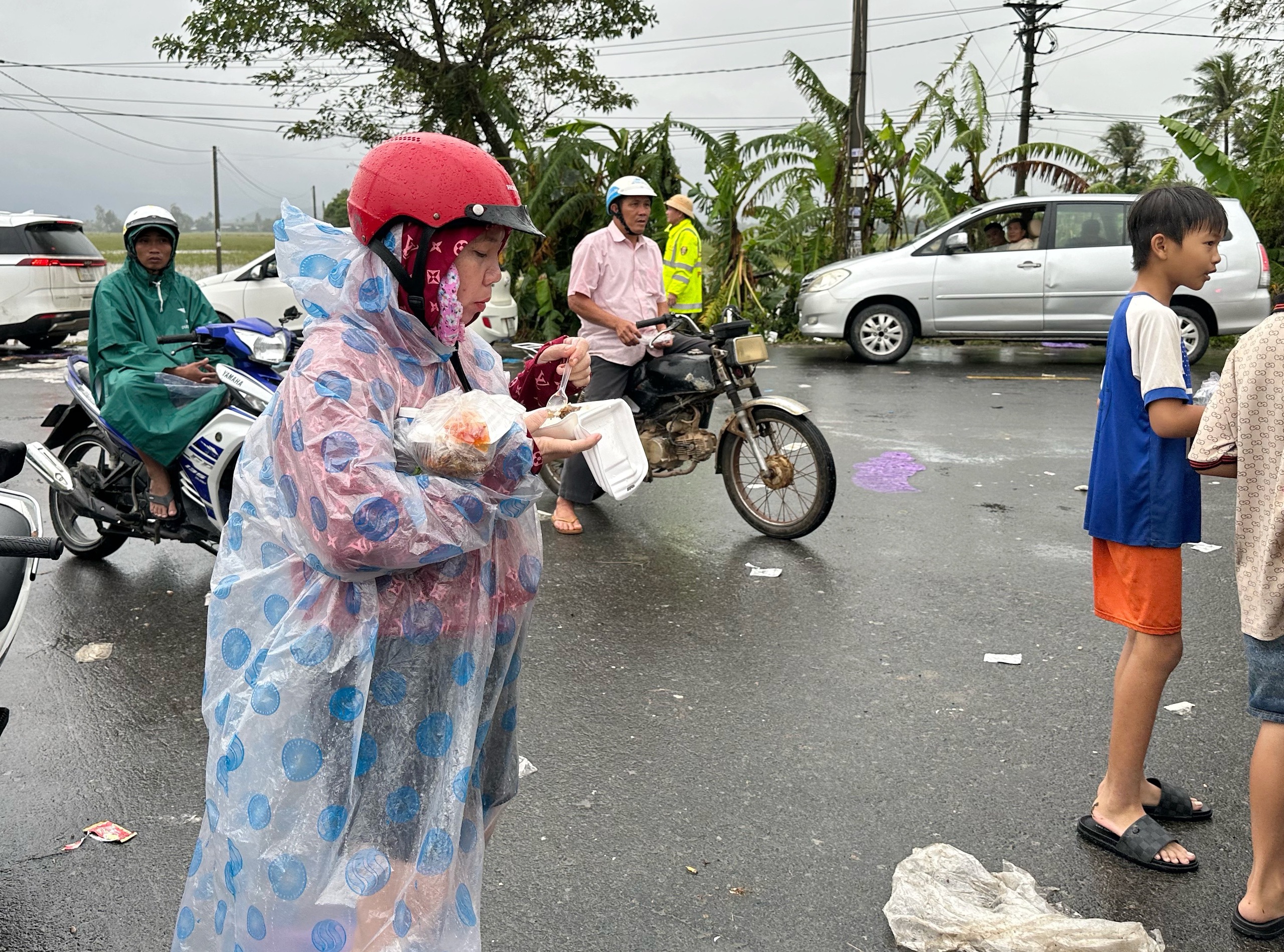 Cụ bà ở vùng lũ Đắk Lắk quyết không nhận đồ cứu trợ: Lý do xúc động - Ảnh 3.