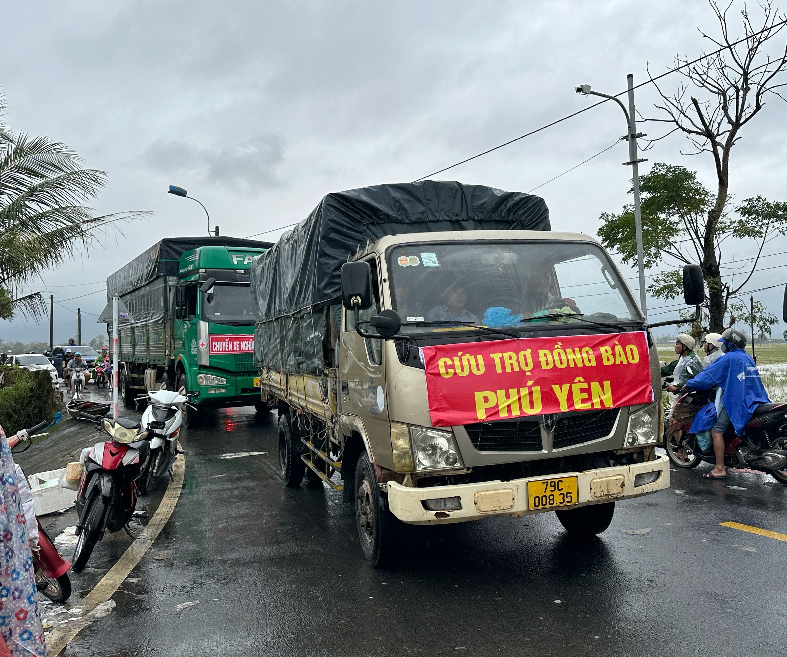 Cụ bà ở vùng lũ Đắk Lắk quyết không nhận đồ cứu trợ: Lý do xúc động - Ảnh 6.