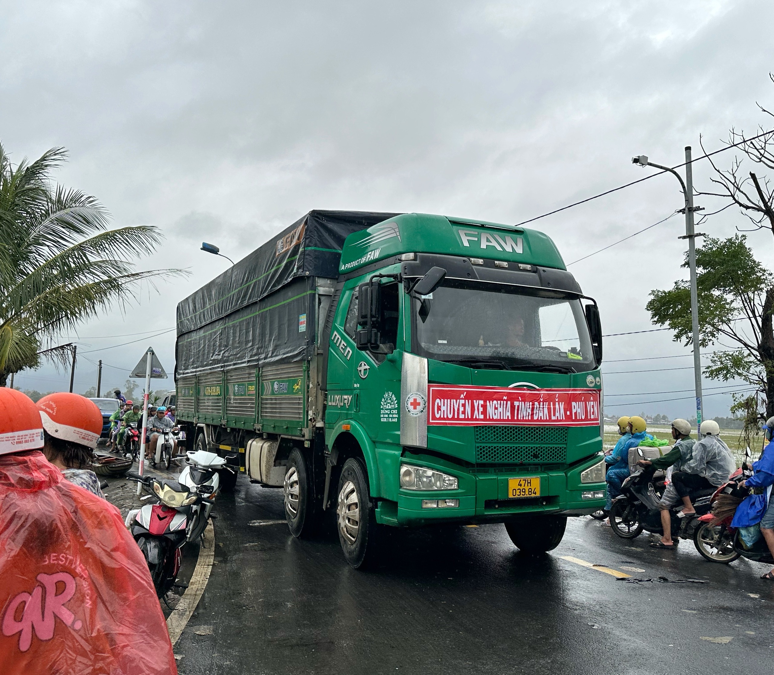 Cụ bà ở vùng lũ Đắk Lắk quyết không nhận đồ cứu trợ: Lý do xúc động - Ảnh 5.