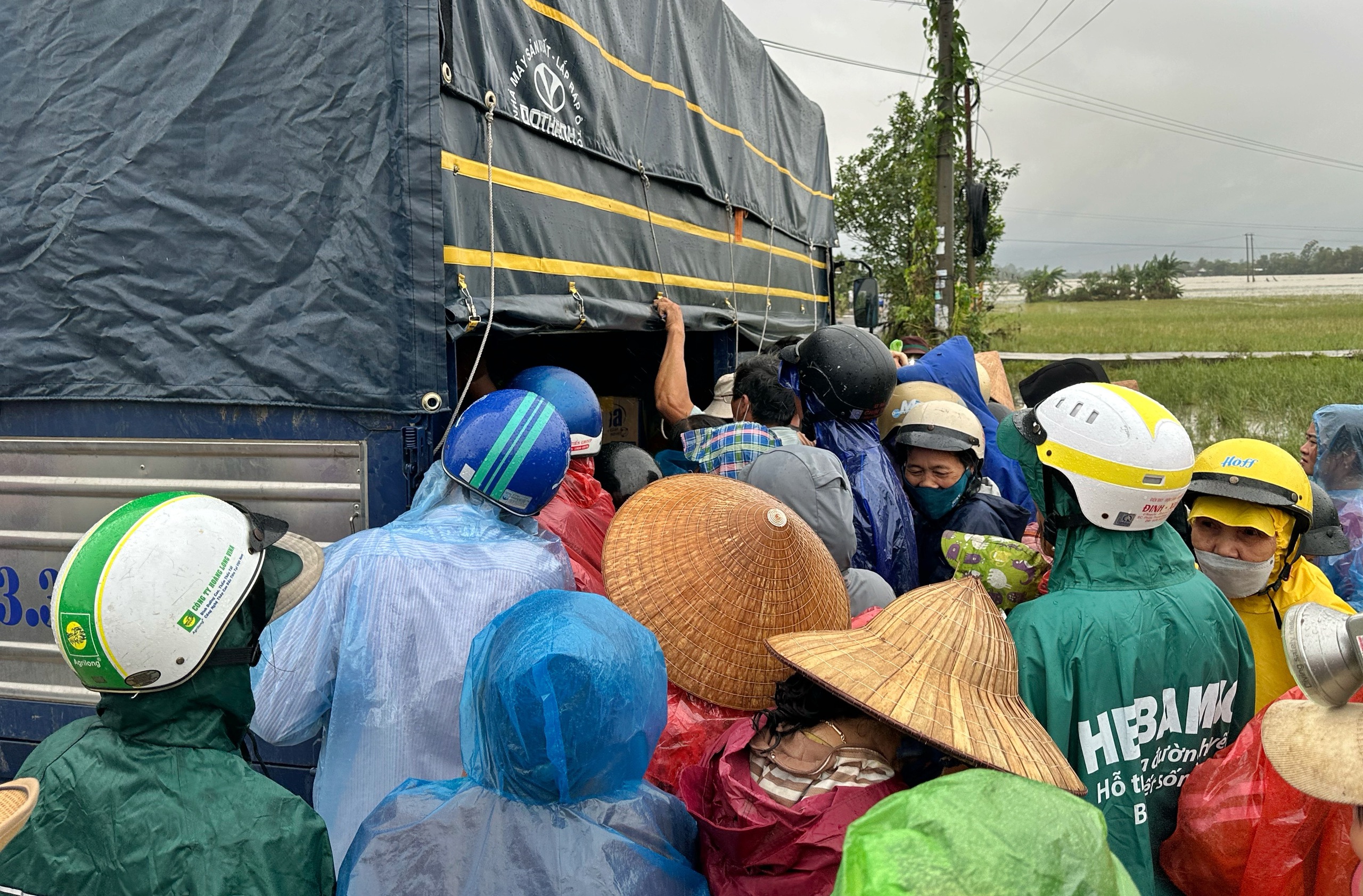 Cụ bà ở vùng lũ Đắk Lắk quyết không nhận đồ cứu trợ: Lý do xúc động - Ảnh 2.