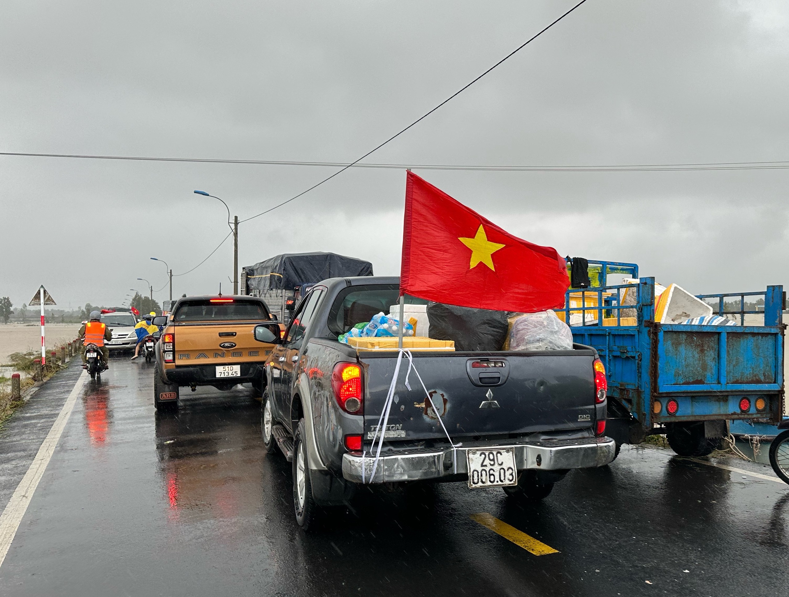 Cụ bà ở vùng lũ Đắk Lắk quyết không nhận đồ cứu trợ: Lý do xúc động - Ảnh 7.