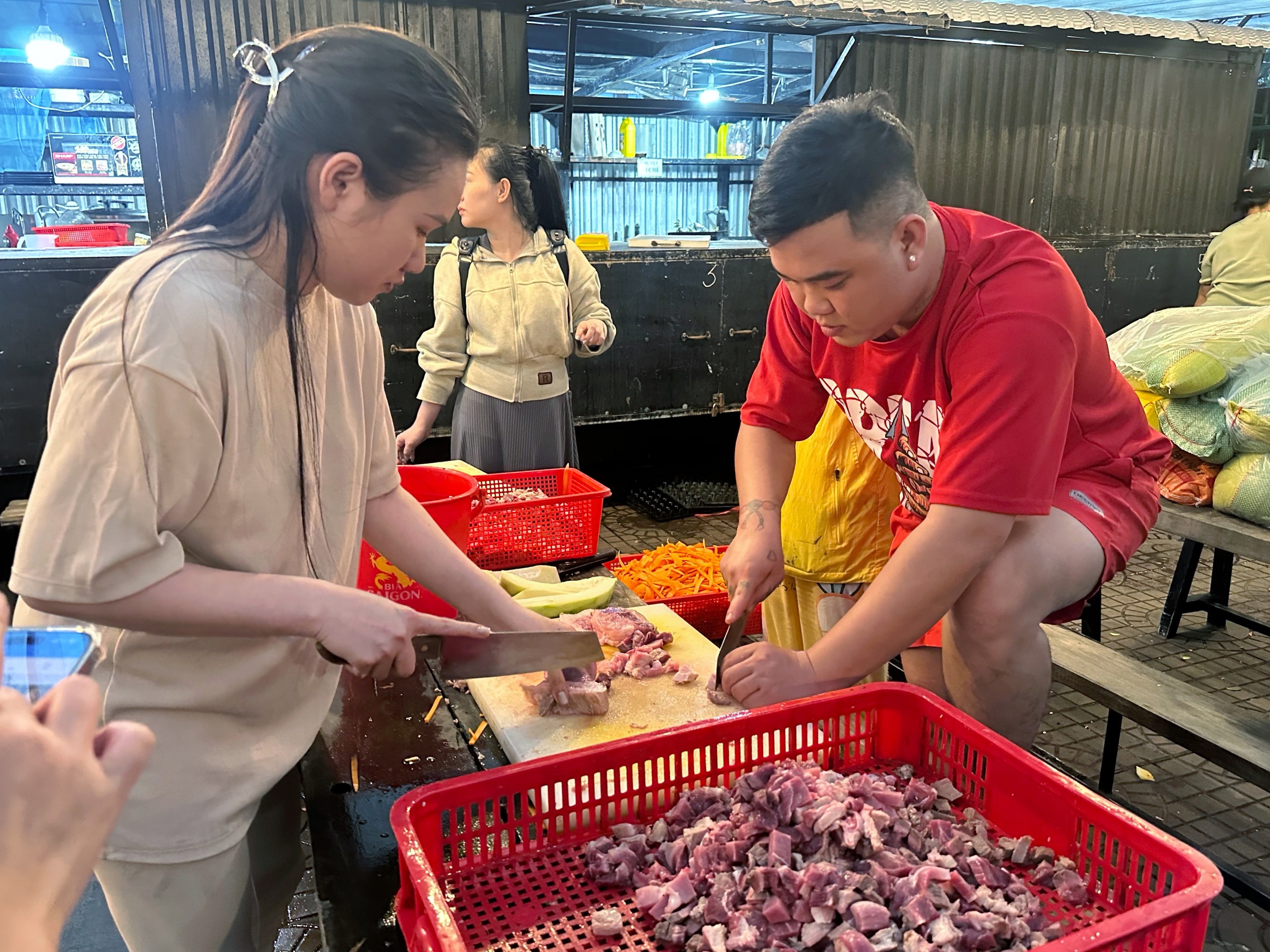 Nghĩa tình người Đắk Lắk: Bà con xúm lại quán, nấu cơm tặng người ở tâm lũ - Ảnh 2.