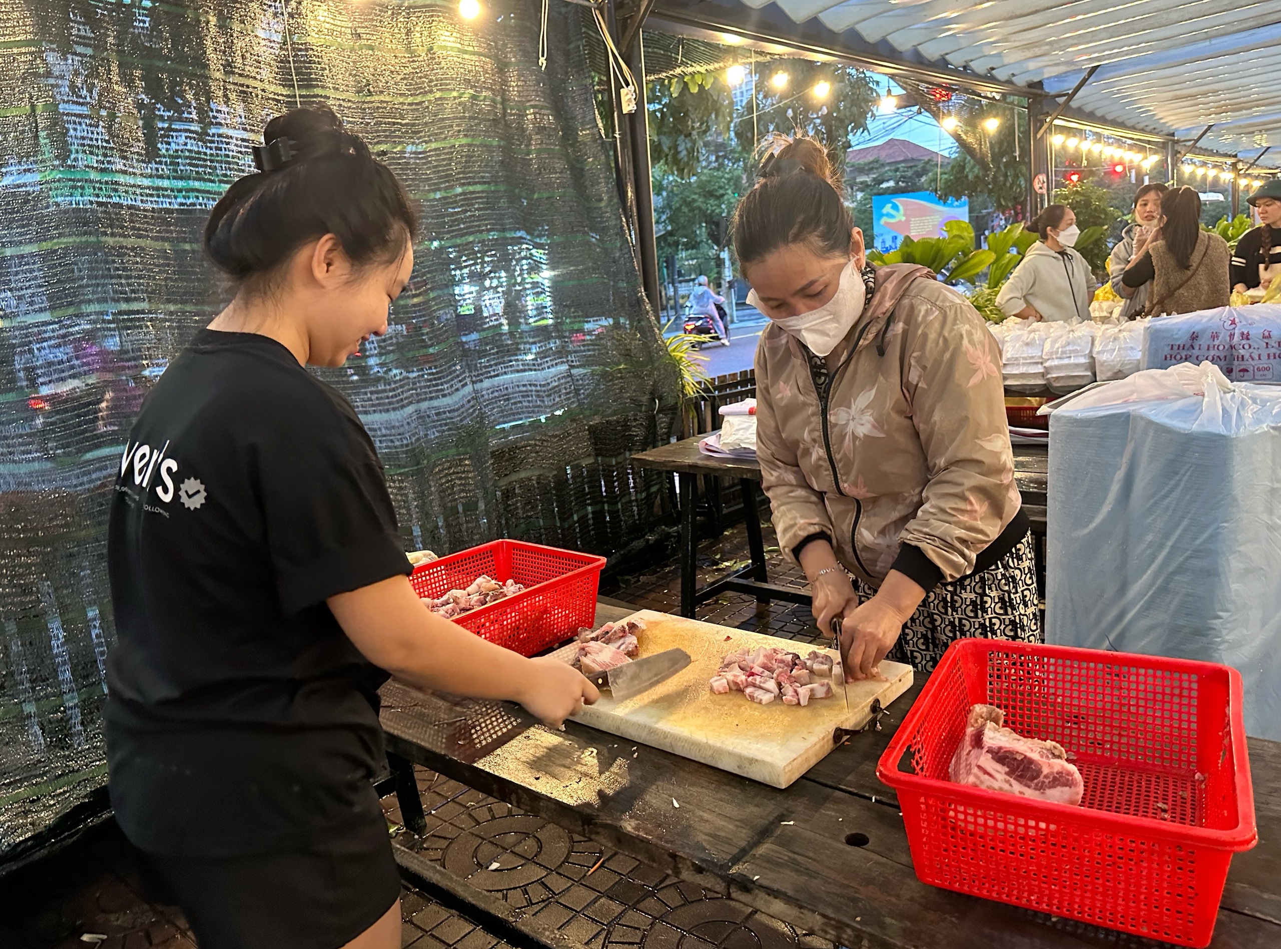 Nghĩa tình người Đắk Lắk: Bà con xúm lại quán, nấu cơm tặng người ở tâm lũ - Ảnh 3.