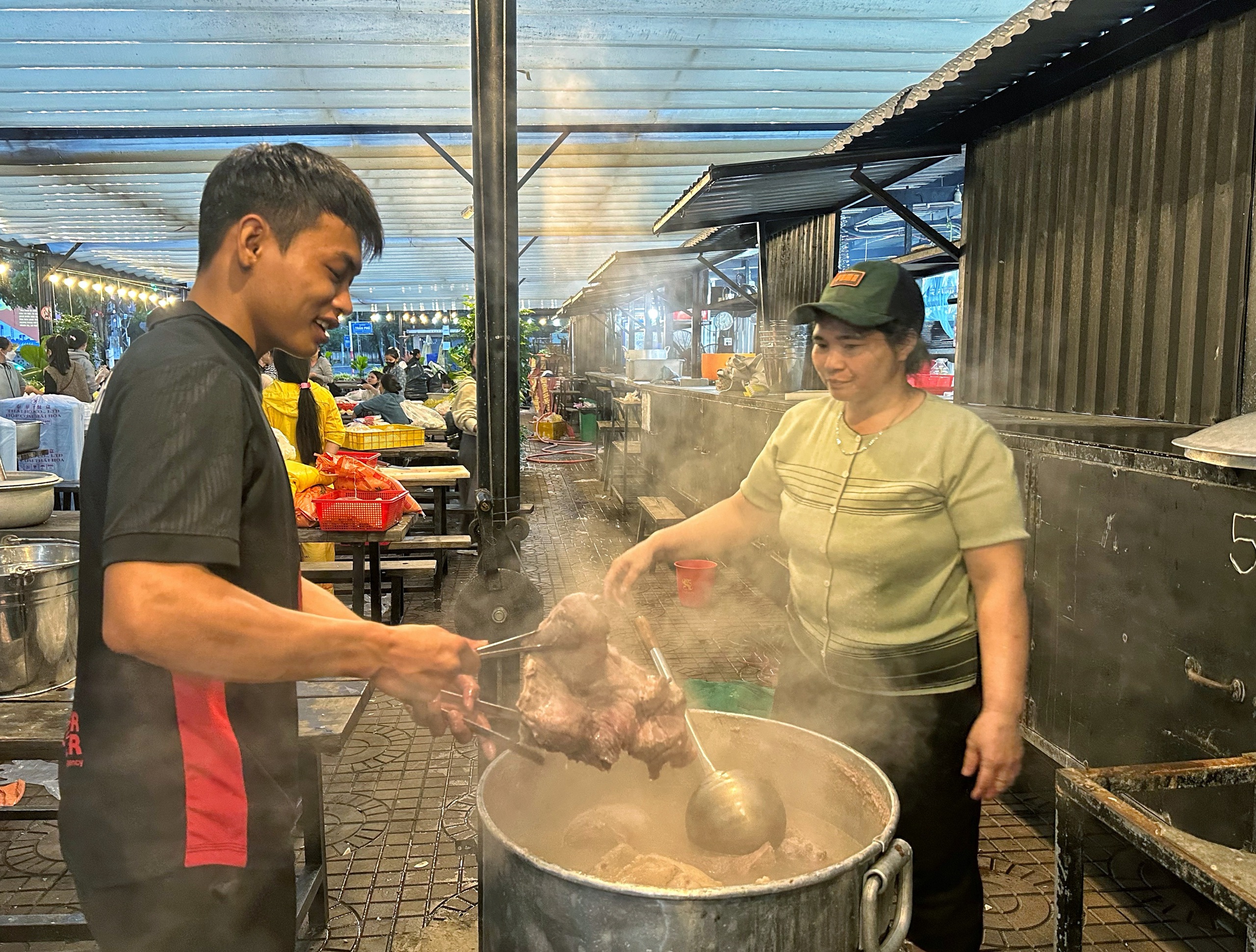 Nghĩa tình người Đắk Lắk: Bà con xúm lại quán, nấu cơm tặng người ở tâm lũ - Ảnh 10.