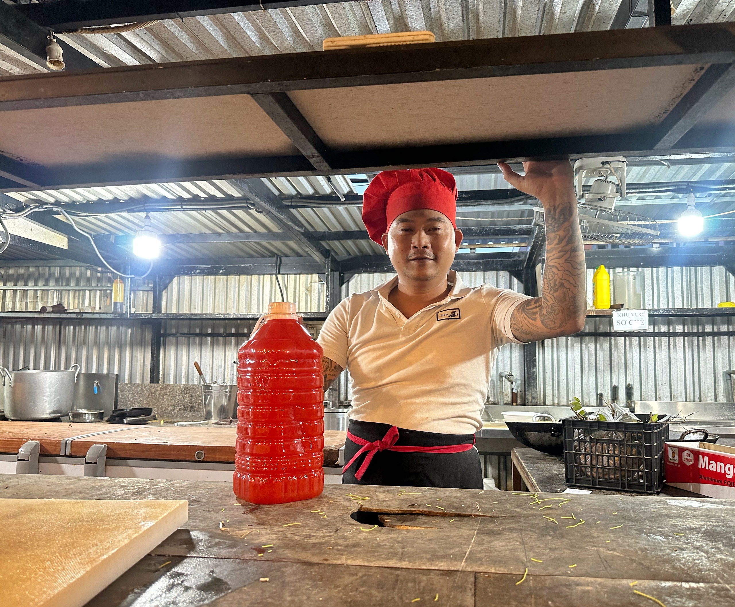 Nghĩa tình người Đắk Lắk: Bà con xúm lại quán, nấu cơm tặng người ở tâm lũ - Ảnh 5.