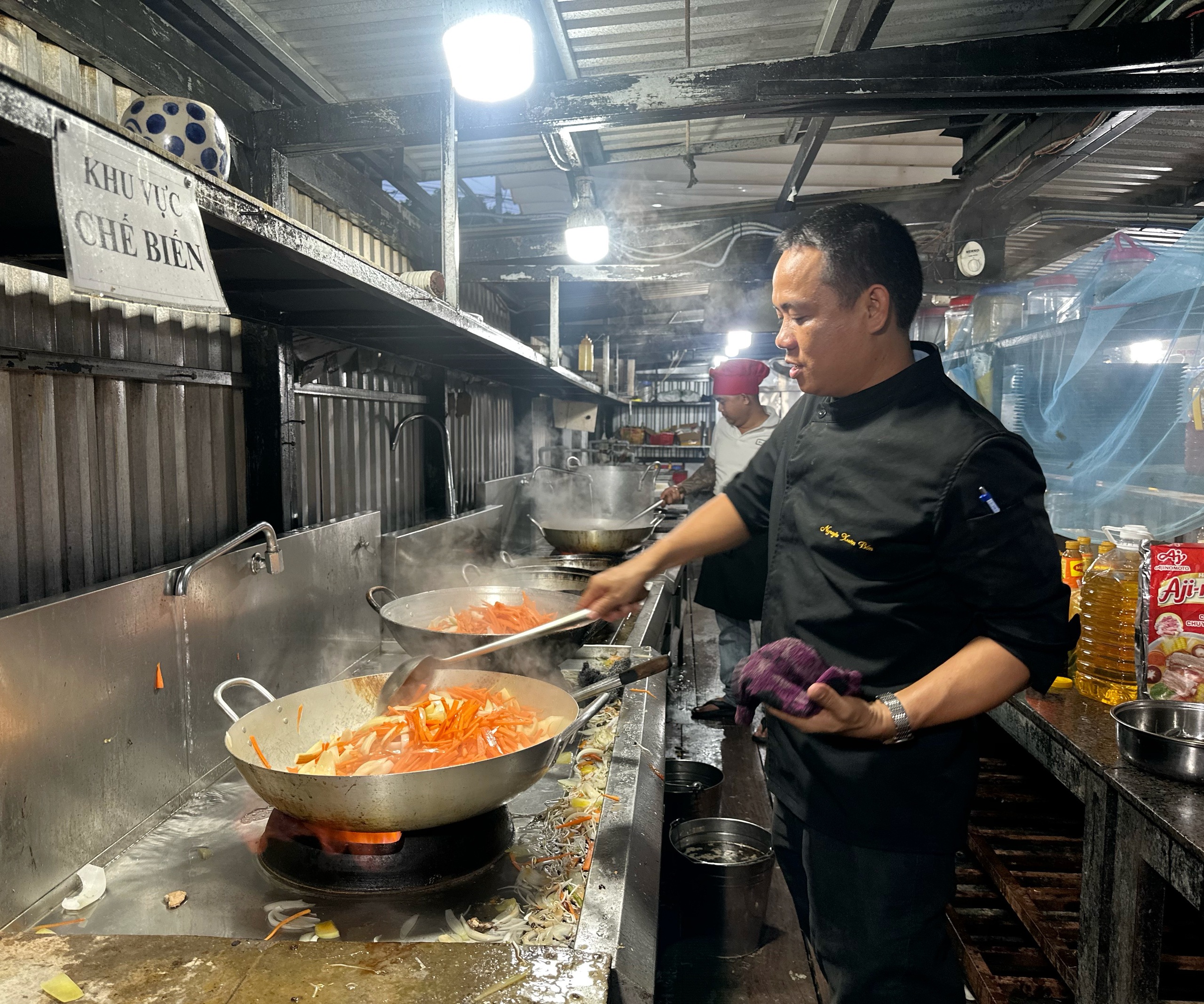 Nghĩa tình người Đắk Lắk: Bà con xúm lại quán, nấu cơm tặng người ở tâm lũ - Ảnh 6.