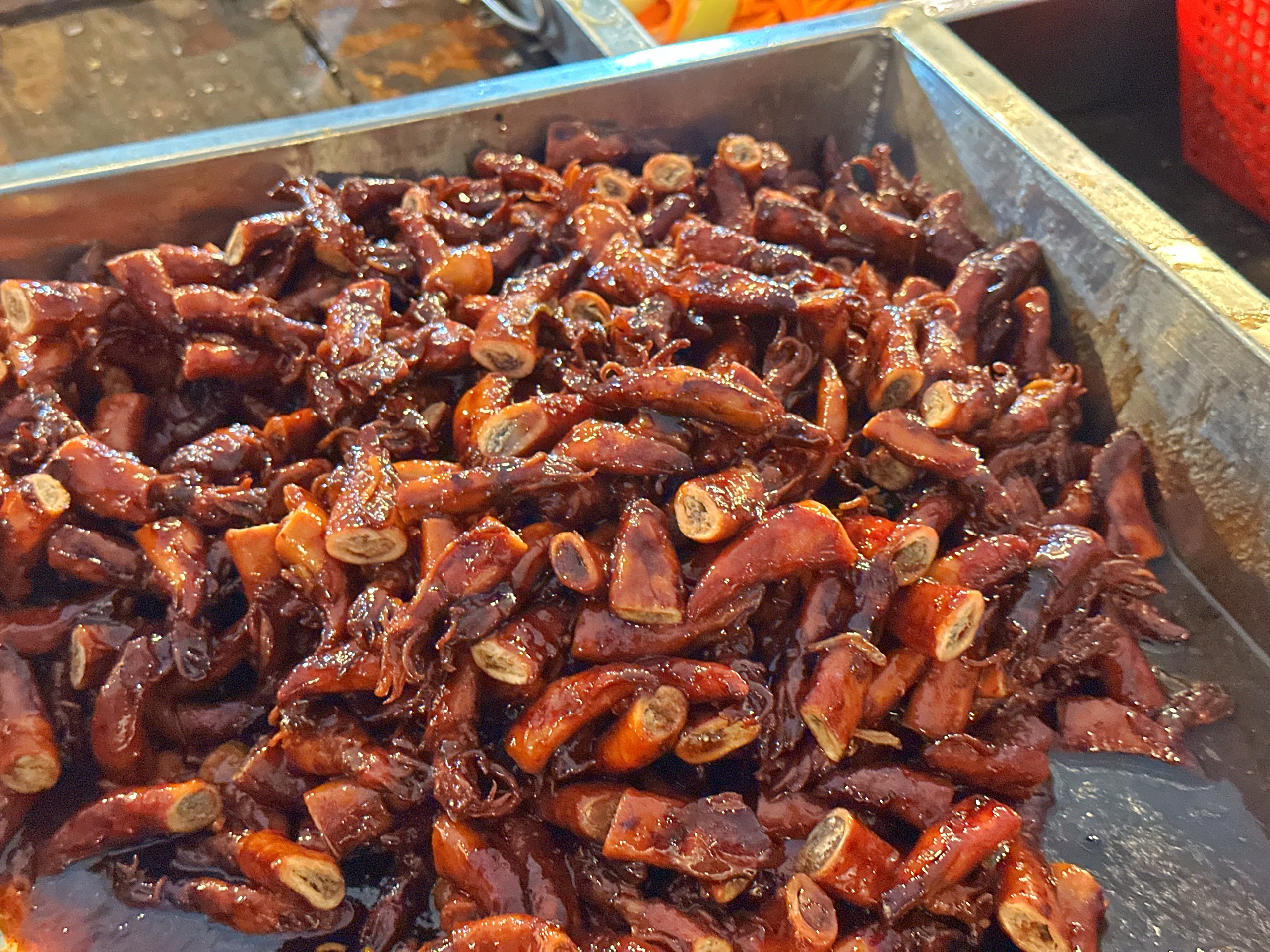 Nghĩa tình người Đắk Lắk: Bà con xúm lại quán, nấu cơm tặng người ở tâm lũ - Ảnh 7.