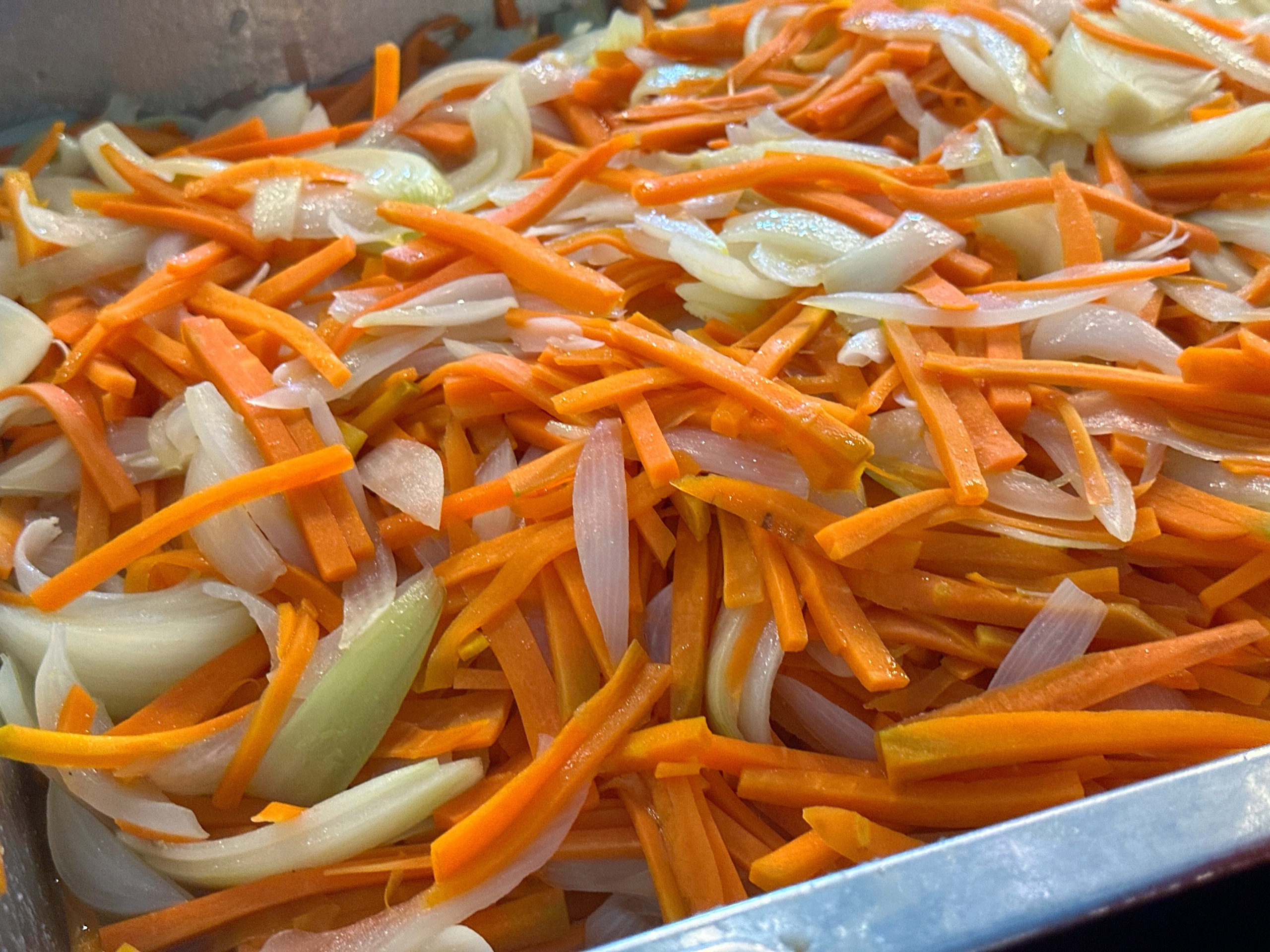 Nghĩa tình người Đắk Lắk: Bà con xúm lại quán, nấu cơm tặng người ở tâm lũ - Ảnh 8.