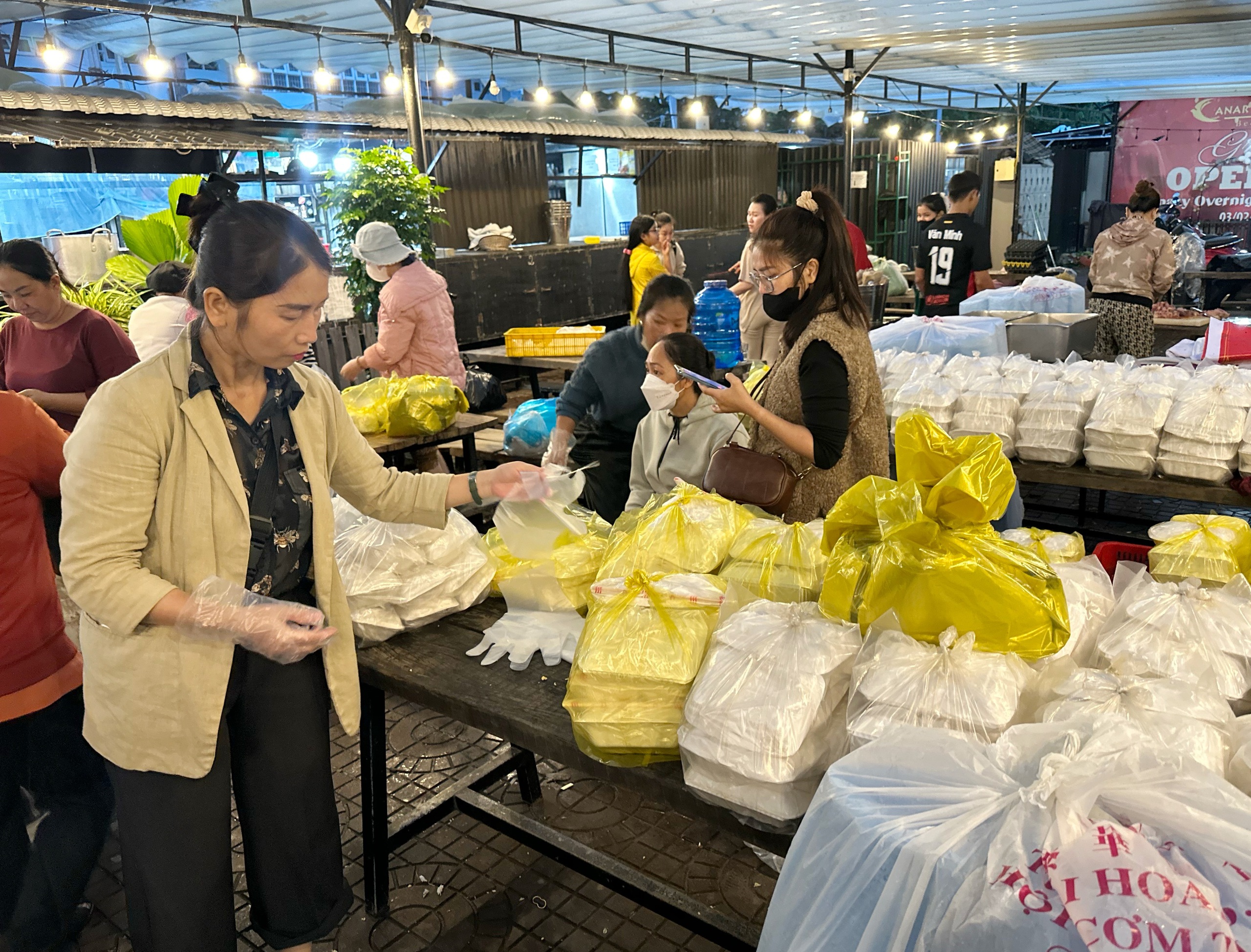 Nghĩa tình người Đắk Lắk: Bà con xúm lại quán, nấu cơm tặng người ở tâm lũ - Ảnh 11.