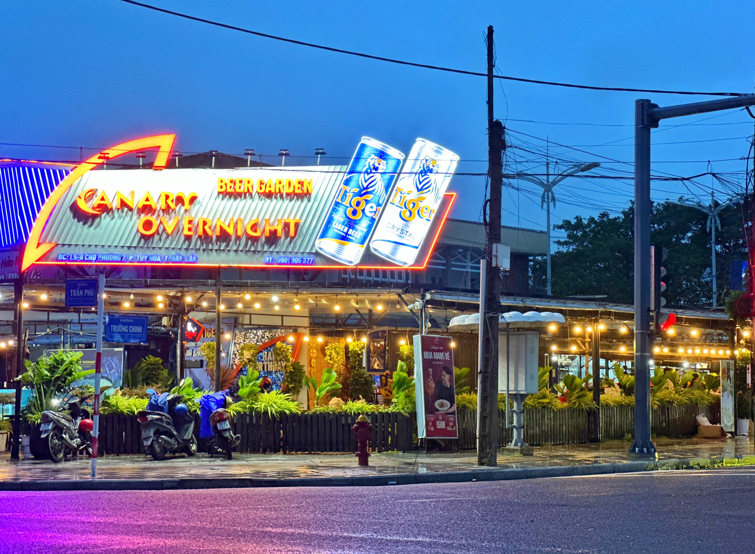 Nghĩa tình người Đắk Lắk: Bà con xúm lại quán, nấu cơm tặng người ở tâm lũ - Ảnh 9.