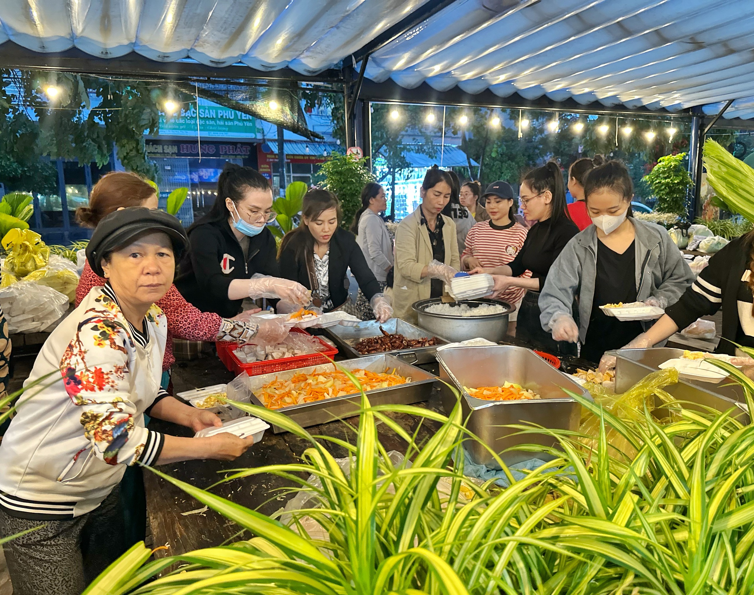 Nghĩa tình người Đắk Lắk: Bà con xúm lại quán, nấu cơm tặng người ở tâm lũ - Ảnh 1.