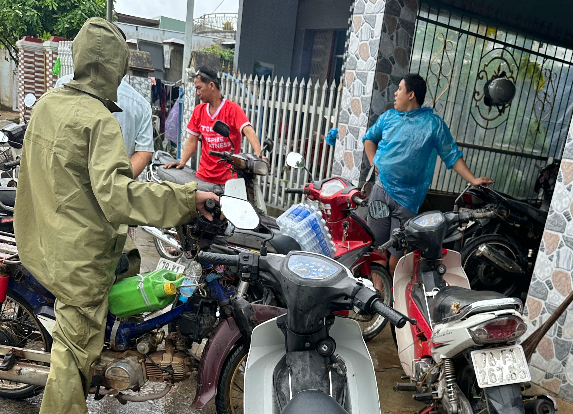 'Rốn lũ' Hòa Thịnh: La liệt xe máy chờ sửa, chủ tiệm làm không xuể- Ảnh 2.