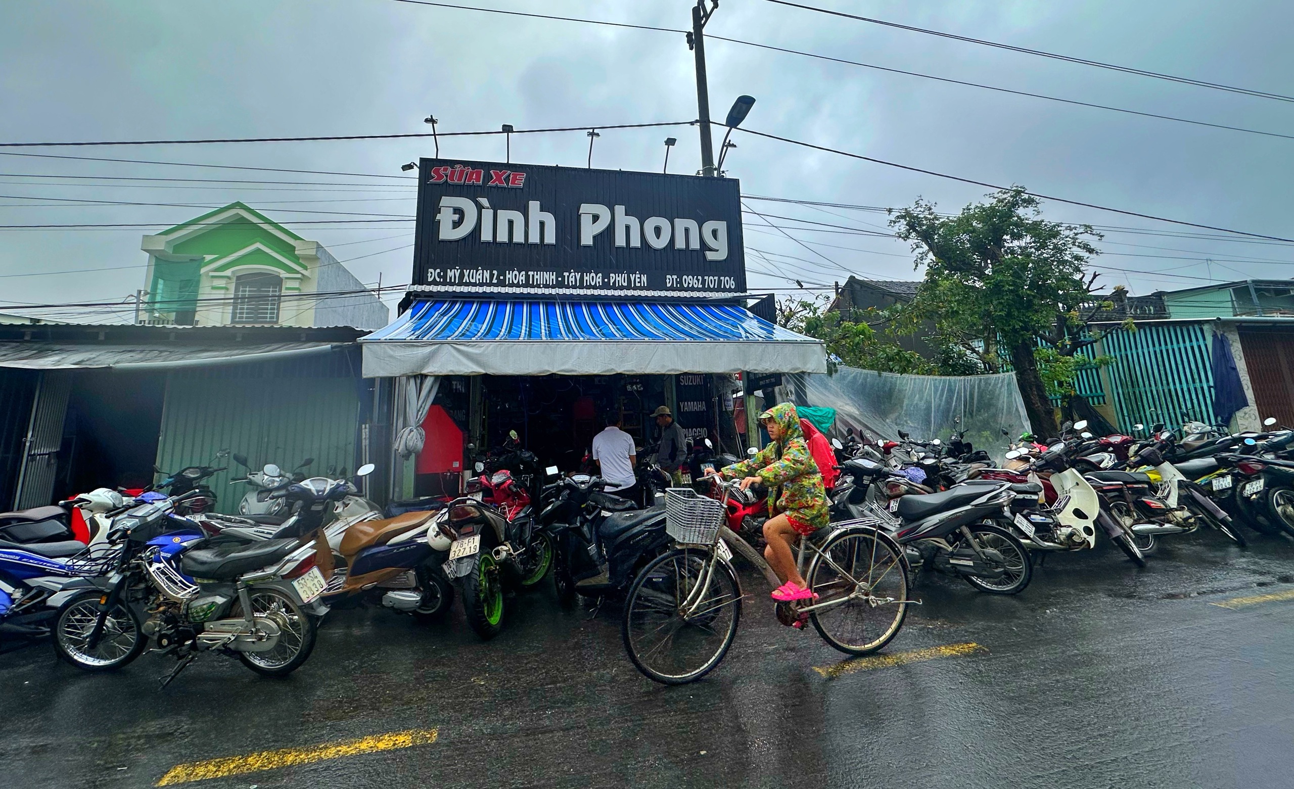 'Rốn lũ' Hòa Thịnh: La liệt xe máy chờ sửa, chủ tiệm làm không xuể- Ảnh 5.