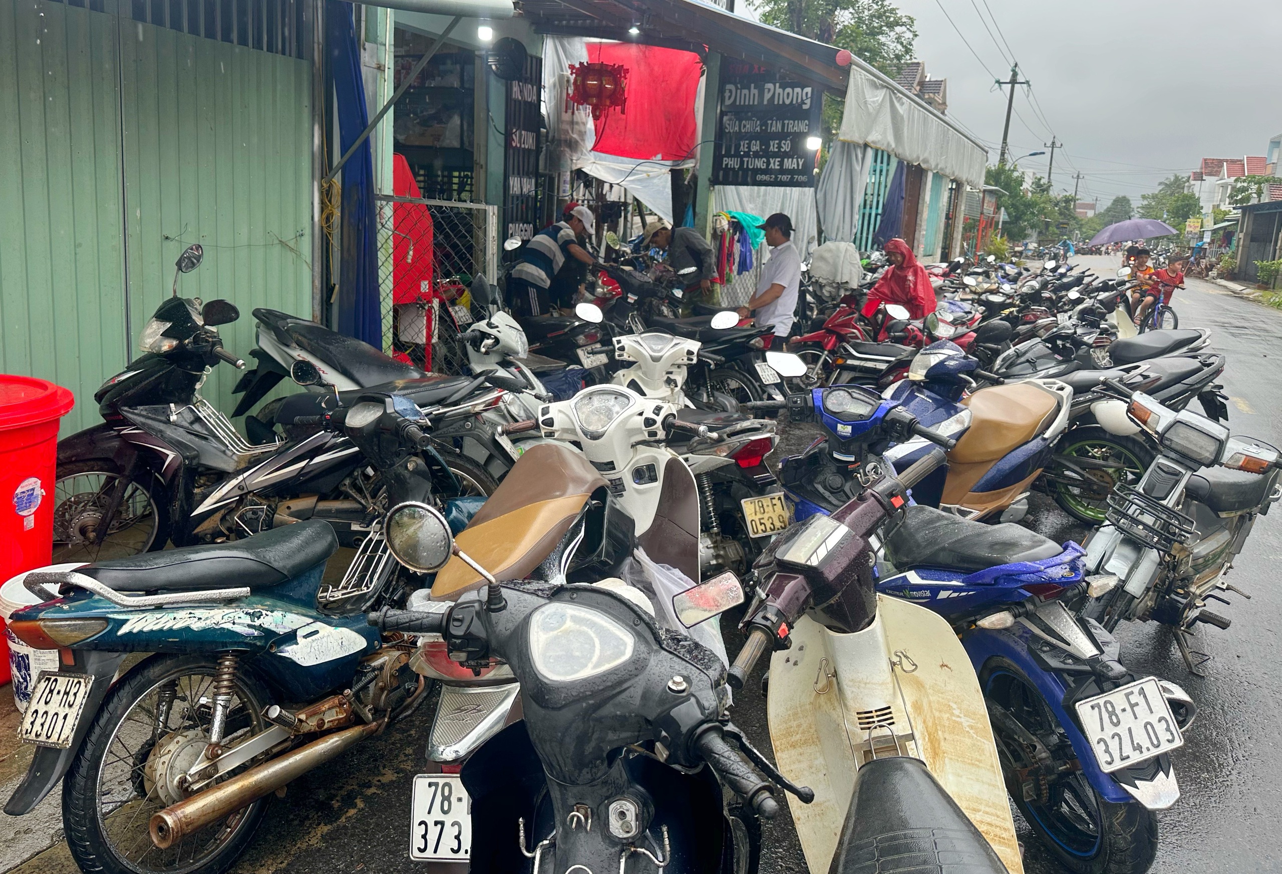 'Rốn lũ' Hòa Thịnh: La liệt xe máy chờ sửa, chủ tiệm làm không xuể- Ảnh 1.