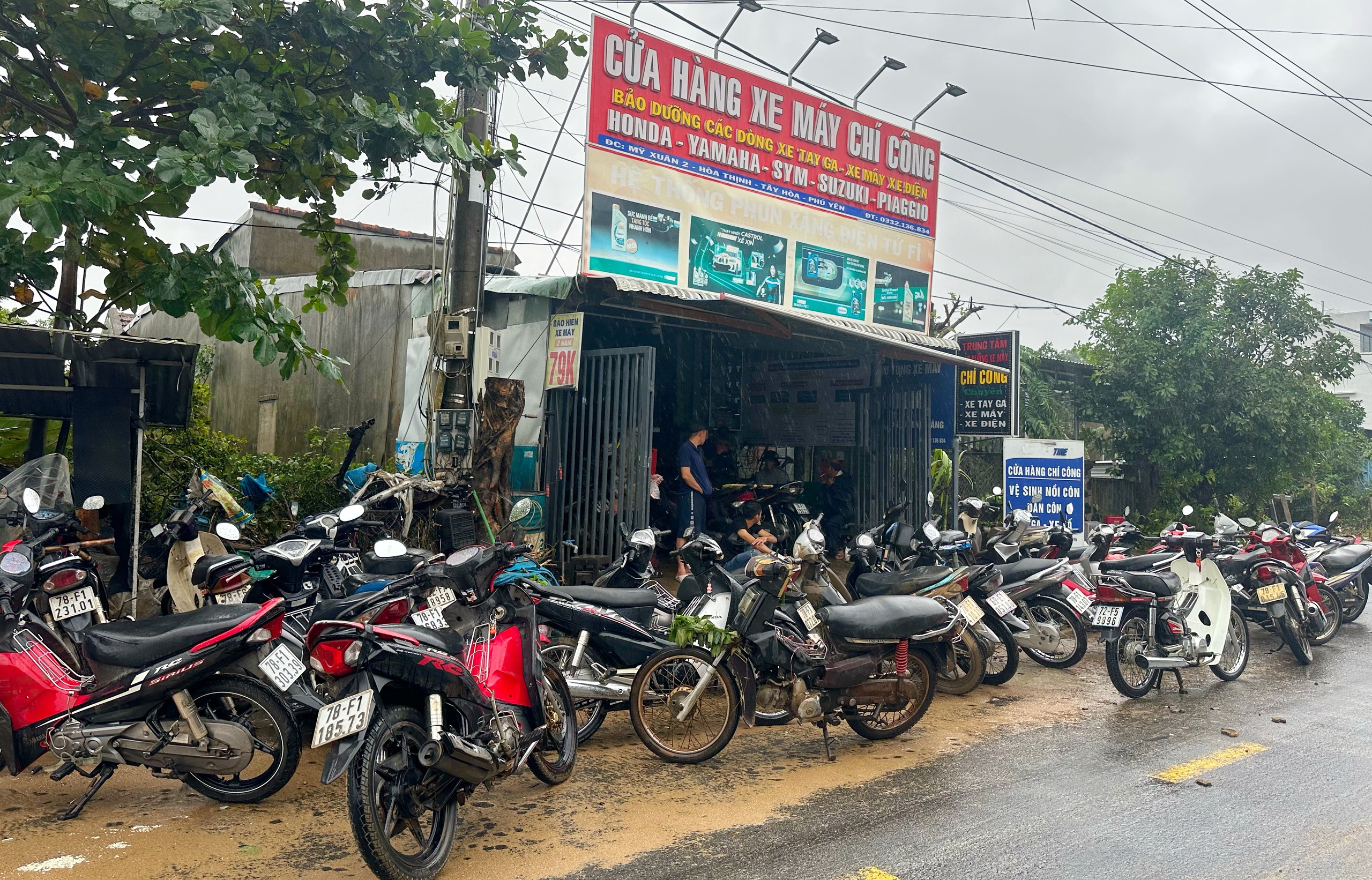 'Rốn lũ' Hòa Thịnh: La liệt xe máy chờ sửa, chủ tiệm làm không xuể- Ảnh 4.