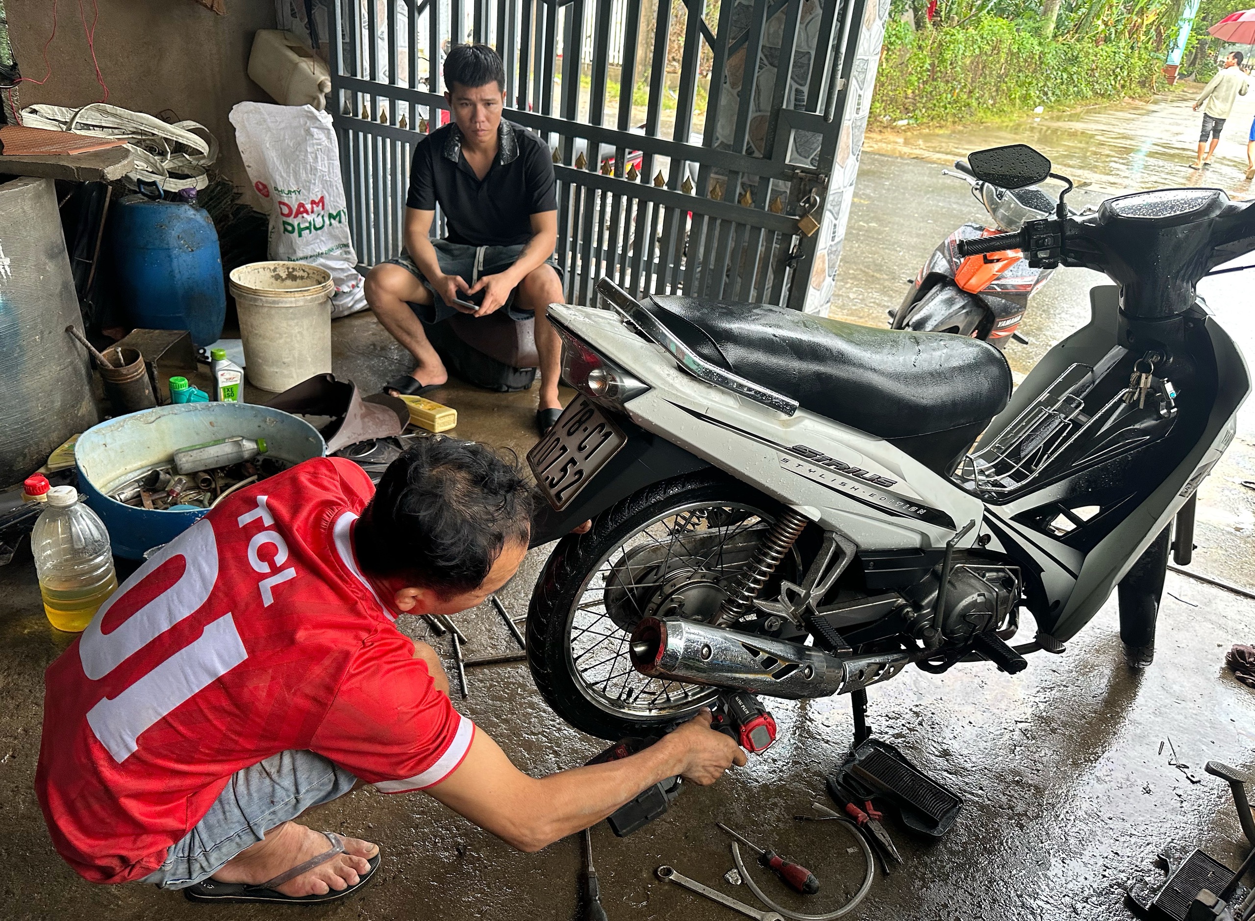 'Rốn lũ' Hòa Thịnh: La liệt xe máy chờ sửa, chủ tiệm làm không xuể- Ảnh 3.