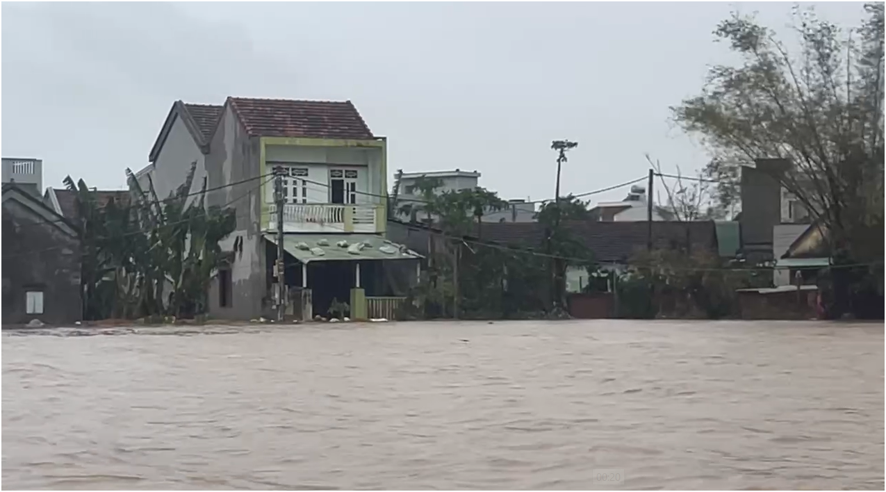 Ngập ngập s&acirc;u Tuy Ho&agrave;: Mực nước cao 2,5m, khốn khổ v&igrave; kh&ocirc;ng c&ograve;n nổi &aacute;o mặc - Ảnh 3.