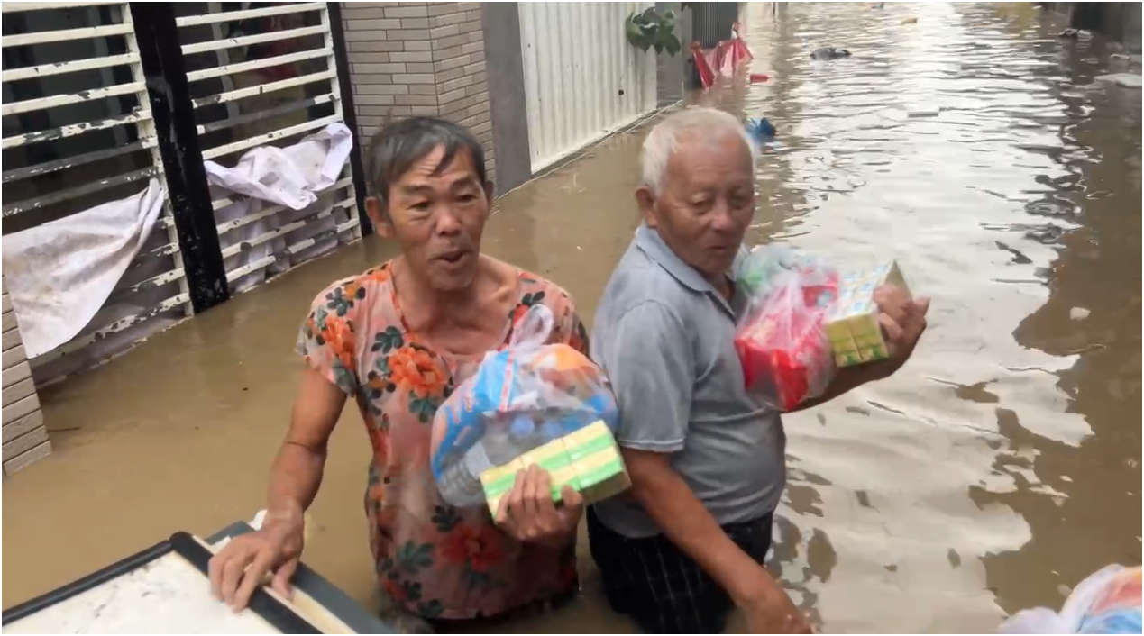 Ngập ngập s&acirc;u Tuy Ho&agrave;: Mực nước cao 2,5m, khốn khổ v&igrave; kh&ocirc;ng c&ograve;n nổi &aacute;o mặc - Ảnh 2.