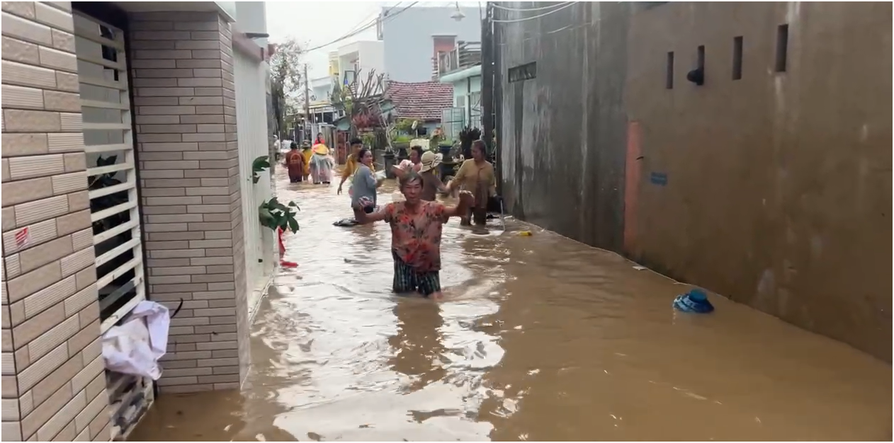 Ngập ngập s&acirc;u Tuy Ho&agrave;: Mực nước cao 2,5m, khốn khổ v&igrave; kh&ocirc;ng c&ograve;n nổi &aacute;o mặc - Ảnh 1.