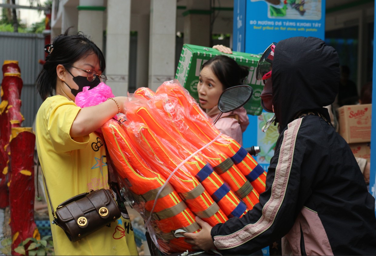 Mua phao ở Đồng Tháp, chạy lên TP.HCM gửi cứu trợ cho bà con vùng lũ - Ảnh 1. Mua phao ở Đồng Tháp, chạy lên TP.HCM gửi cứu trợ cho bà con vùng lũ - Ảnh 1.