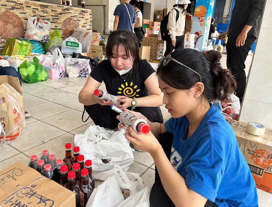 Mua phao ở Đồng Tháp, chạy lên TP.HCM gửi cứu trợ cho bà con vùng lũ - Ảnh 3. Mua phao ở Đồng Tháp, chạy lên TP.HCM gửi cứu trợ cho bà con vùng lũ - Ảnh 3.