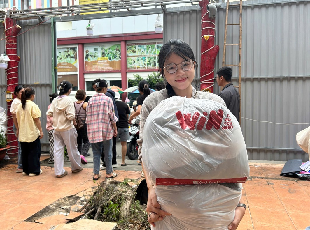 Mua phao ở Đồng Tháp, chạy lên TP.HCM gửi cứu trợ cho bà con vùng lũ - Ảnh 8. Mua phao ở Đồng Tháp, chạy lên TP.HCM gửi cứu trợ cho bà con vùng lũ - Ảnh 8.