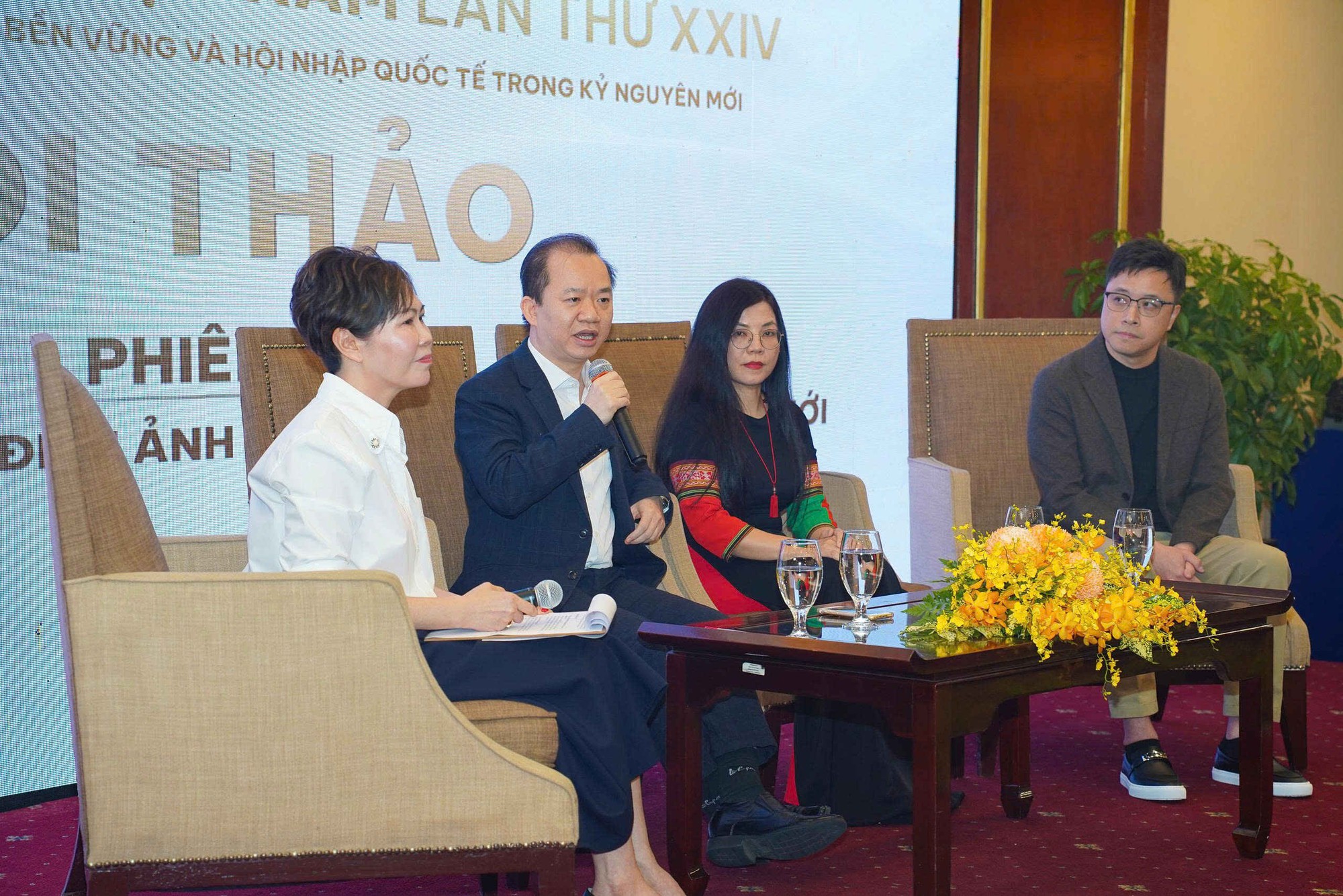 국제 영화 언어로 베트남 이야기를 전달하다 - 사진 1. Kể chuyện Việt Nam bằng ngôn ngữ điện ảnh quốc tế- Ảnh 1.