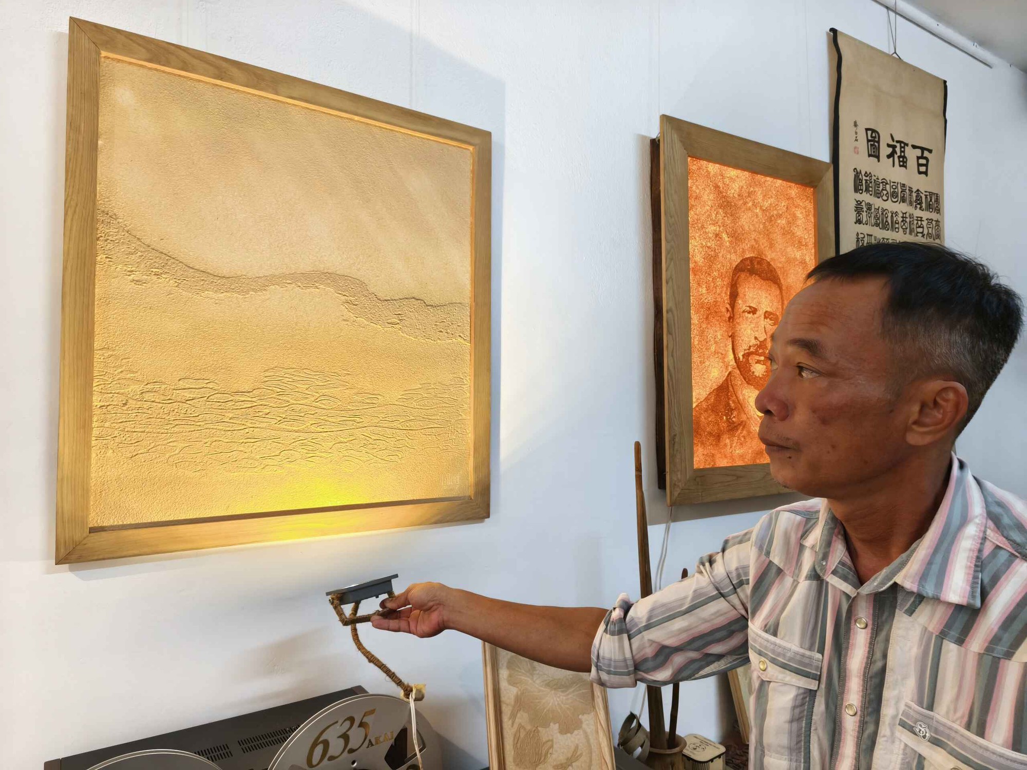 Kỹ nghệ độc lạ: Tuyệt chiêu dùng 'dao nước' trên giấy dừa- Ảnh 3. Kỹ nghệ độc lạ: Tuyệt chiêu dùng 'dao nước' trên giấy dừa- Ảnh 3.