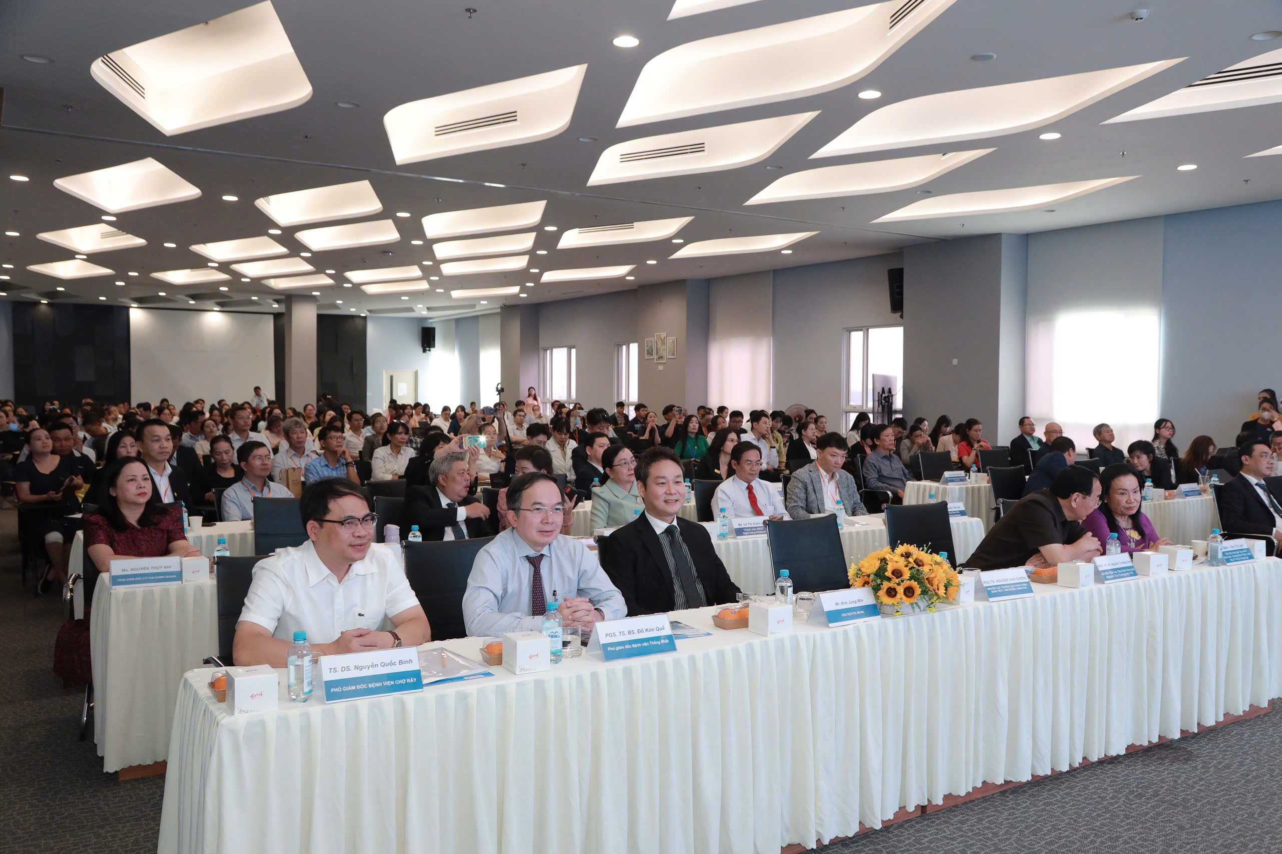 Bác sĩ: Người bệnh thận cần cung cấp đủ đạm, không nên kiêng khem quá mức - Ảnh 2.