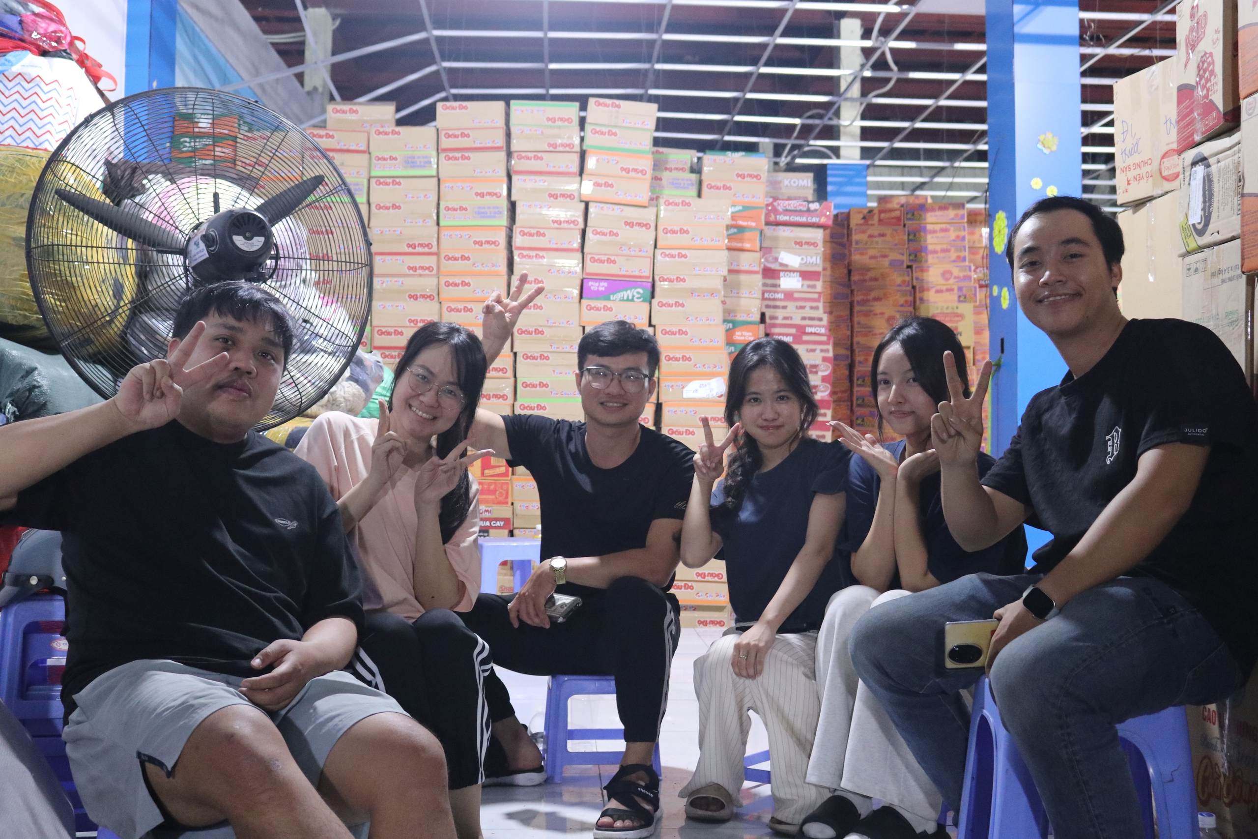 Đêm không ngủ ở TP.HCM: Gom từng bao gạo, thùng mì gửi vùng lũ miền Trung- Ảnh 2. Đêm không ngủ ở TP.HCM: Gom từng bao gạo, thùng mì gửi vùng lũ miền Trung- Ảnh 2.