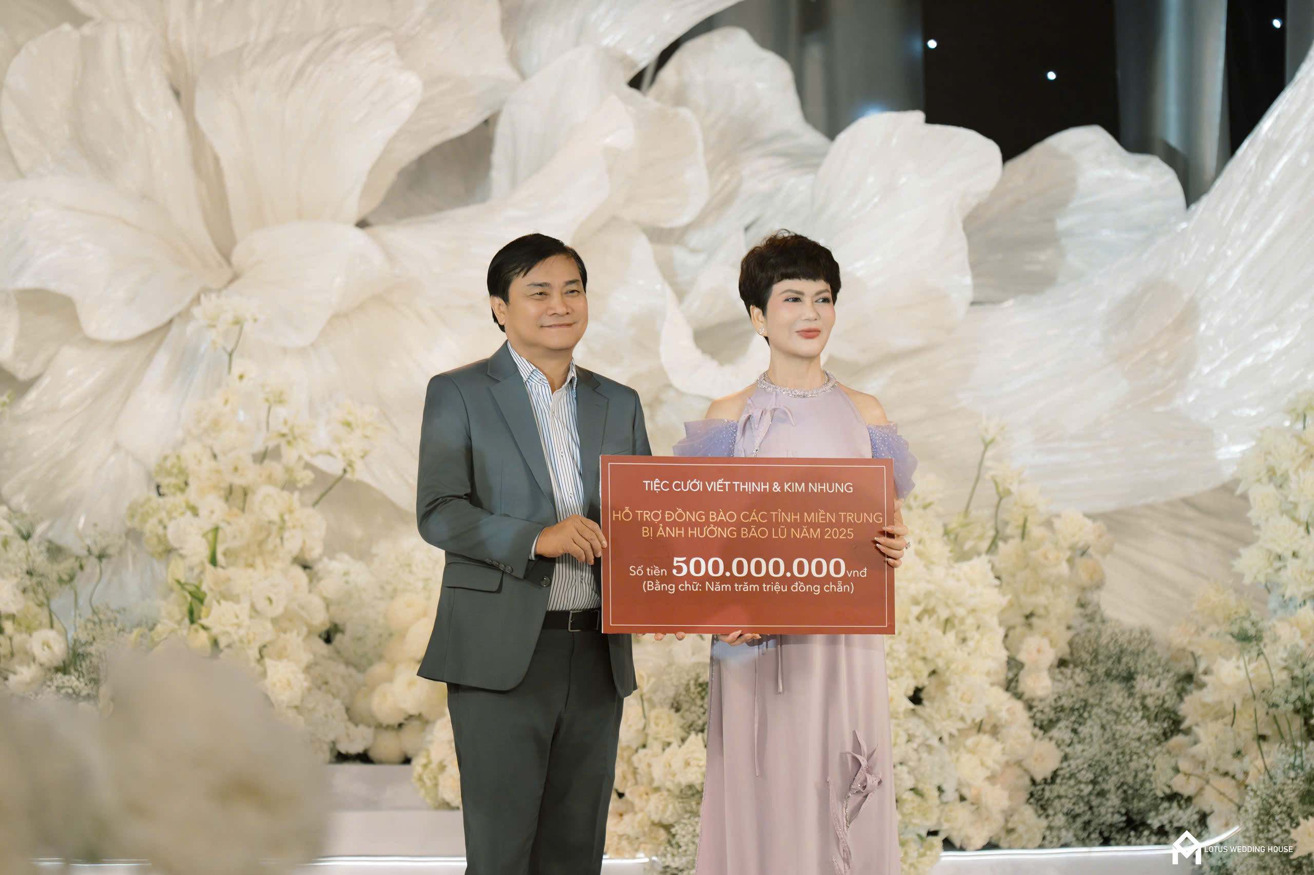 Báo Thanh Niên kịp thời trao những phần quà thiết thực đến người dân vùng lũ- Ảnh 1.