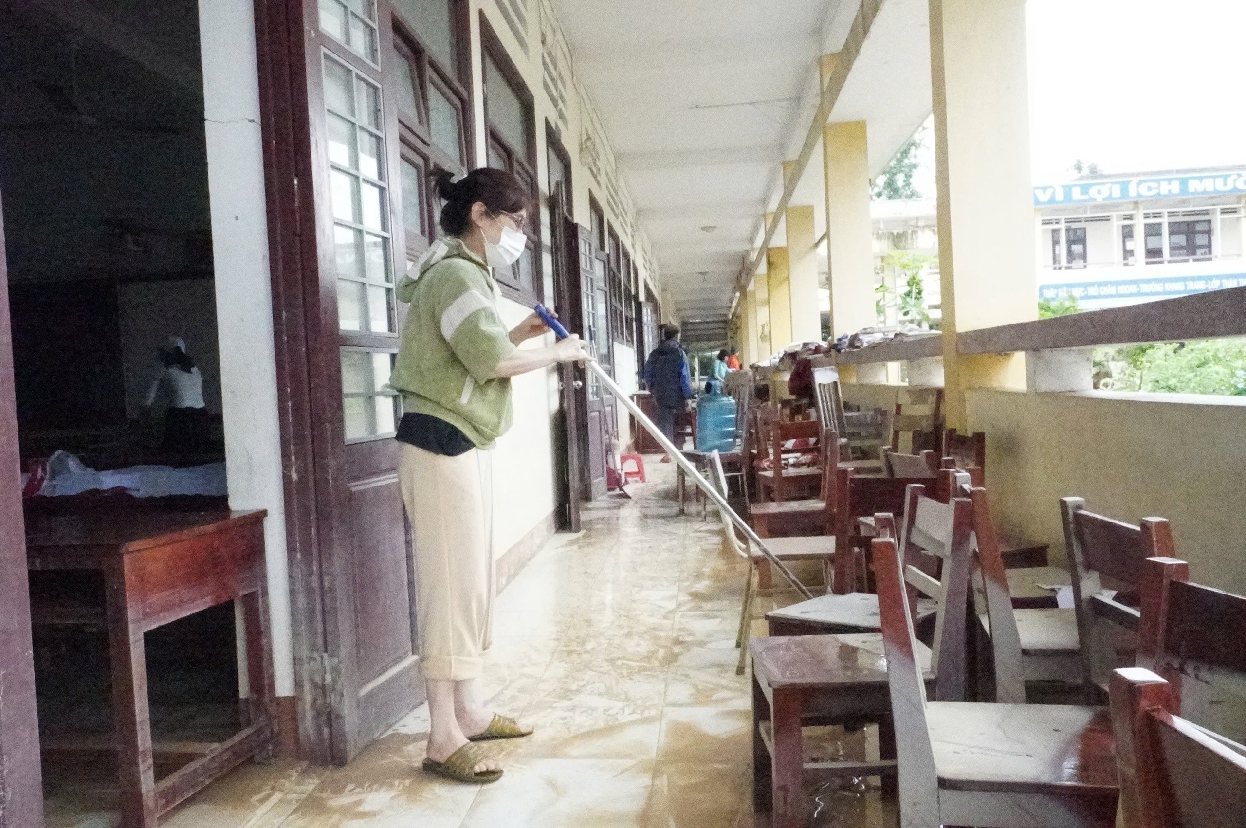Giáo viên vùng lũ Gia Lai gác việc nhà, dọn vệ sinh trường học- Ảnh 1. Giáo viên vùng lũ Gia Lai gác việc nhà, dọn vệ sinh trường học- Ảnh 1.