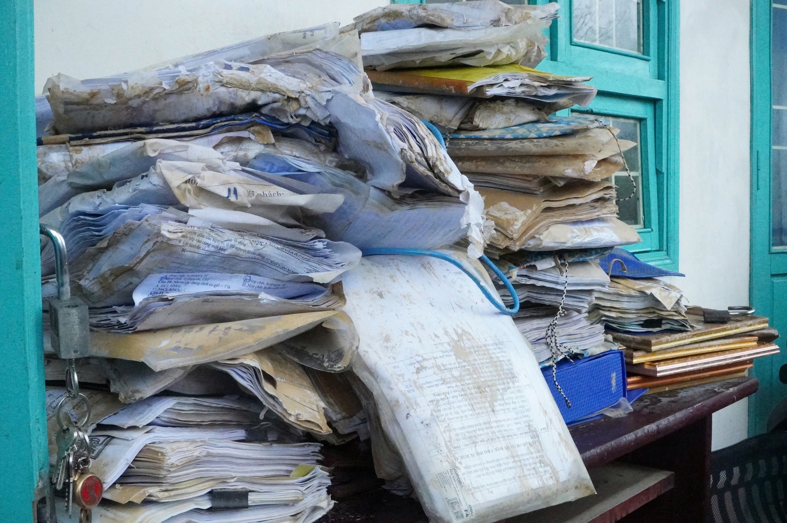 Giáo viên vùng lũ Gia Lai gác việc nhà, dọn vệ sinh trường học- Ảnh 3. Giáo viên vùng lũ Gia Lai gác việc nhà, dọn vệ sinh trường học- Ảnh 3.