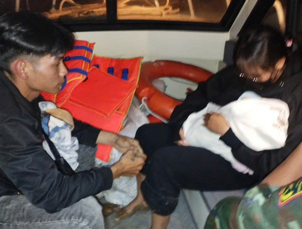 Đưa bé 5 tháng tuổi vượt lũ cấp cứu trong đêm- Ảnh 1.