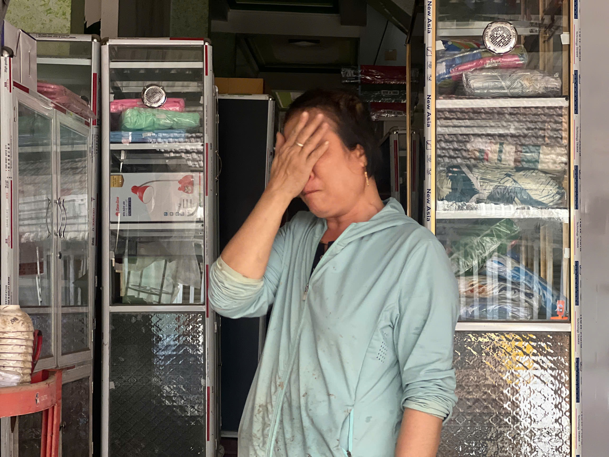 Người dân Tây Hòa (Phú Yên cũ) khóc nghẹn sau lũ dữ: 'Chúng tôi mất hết rồi'- Ảnh 1.