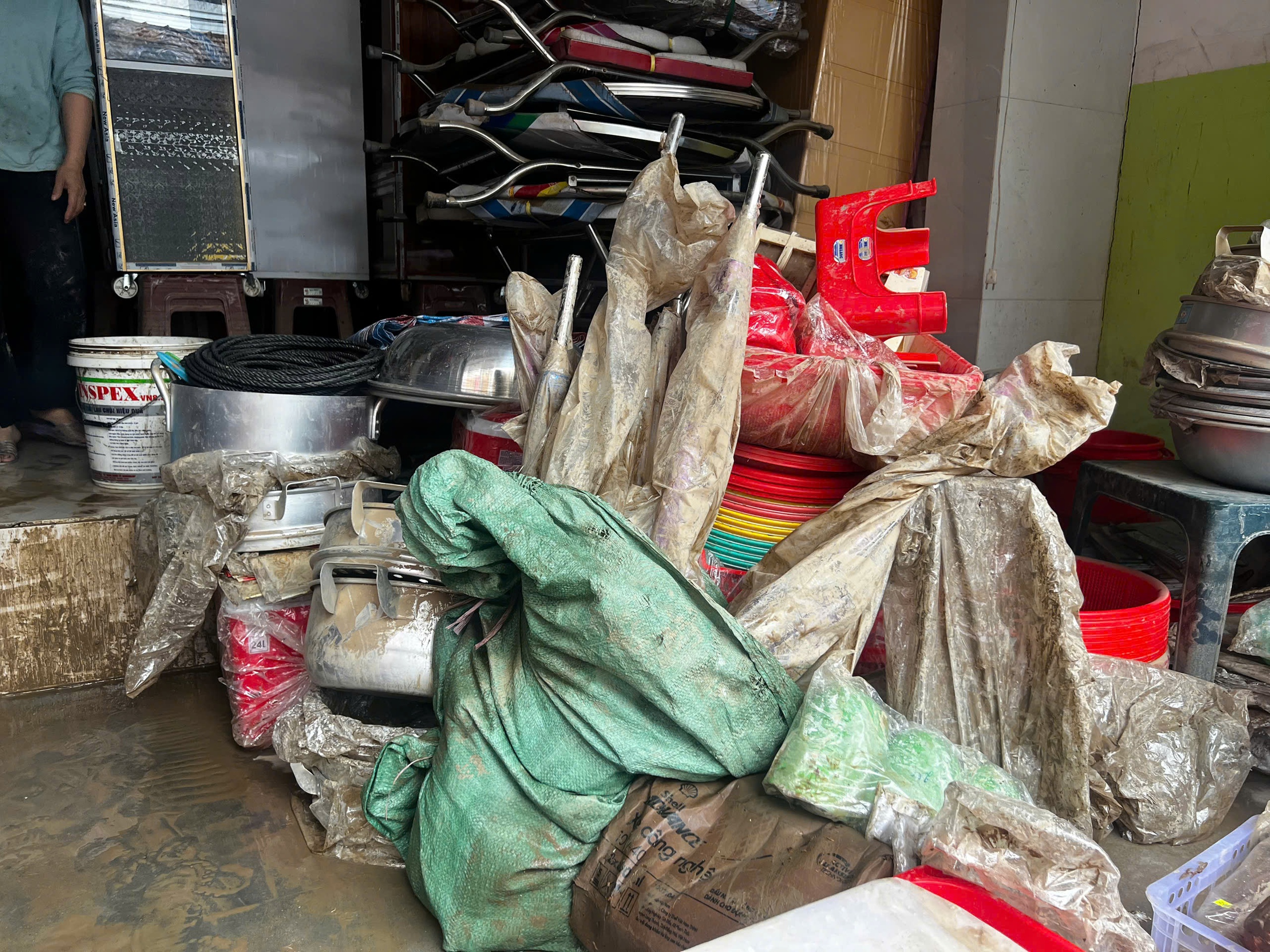 Người dân Tây Hòa (Phú Yên cũ) khóc nghẹn sau lũ dữ: 'Chúng tôi mất hết rồi'- Ảnh 3.