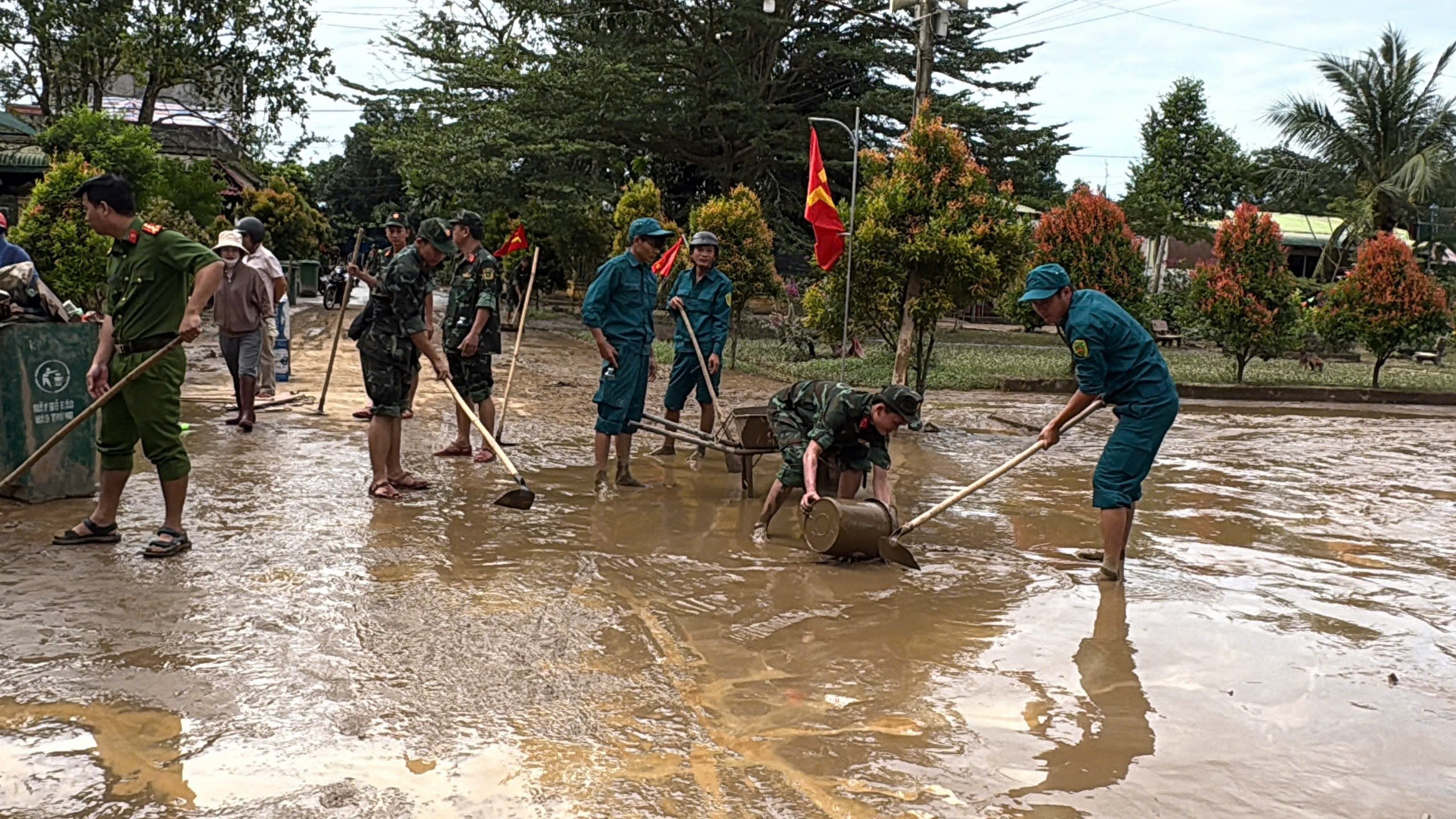 Chủ tịch Ủy ban T.Ư MTTQ Việt Nam Bùi Thị Minh Hoài thăm đồng bào vùng lũ Lâm Đồng- Ảnh 8.