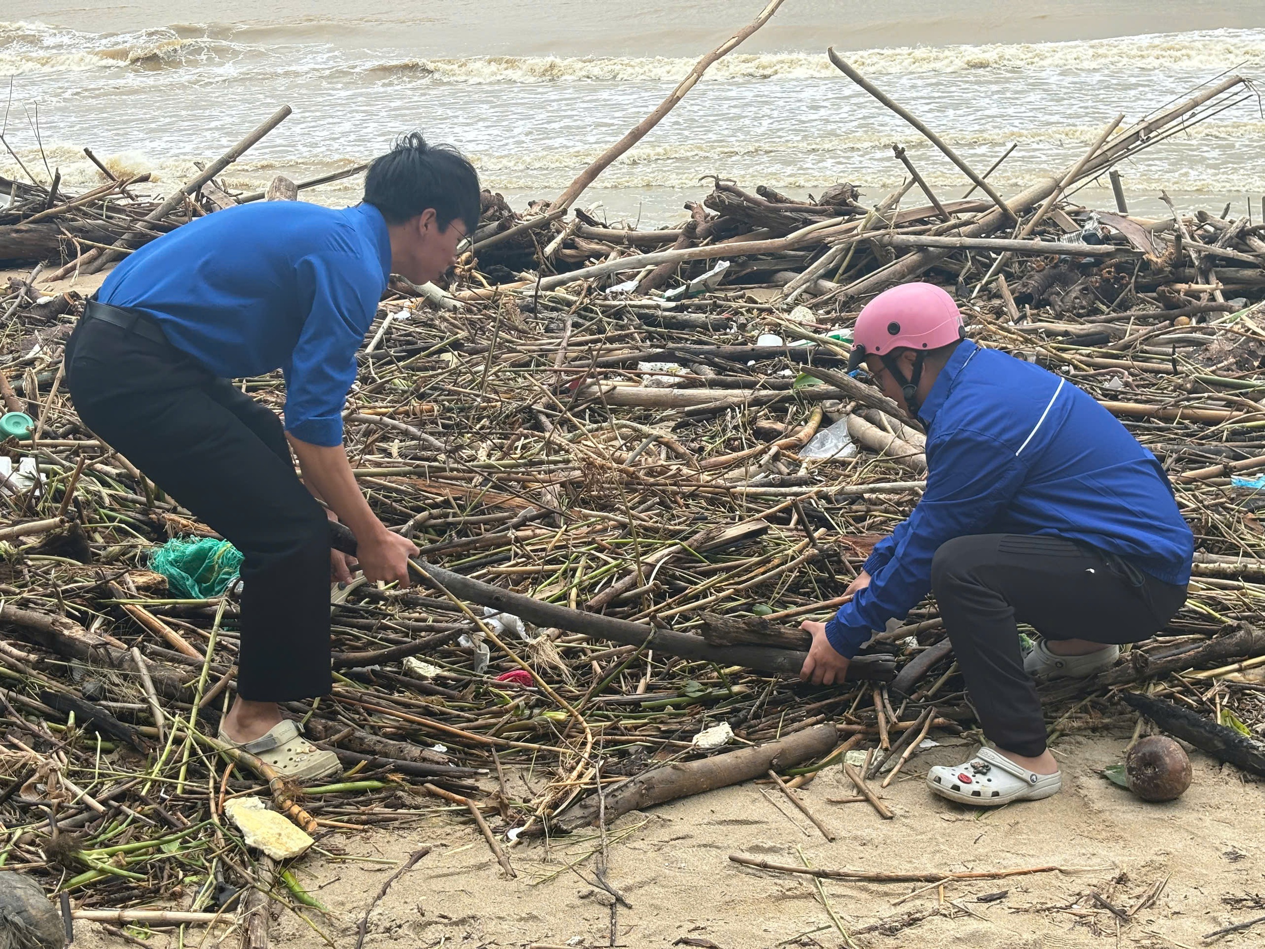 Sau lũ hàng tấn rác ngổn ngang, thanh niên dốc sức dọn dẹp - Ảnh 9.