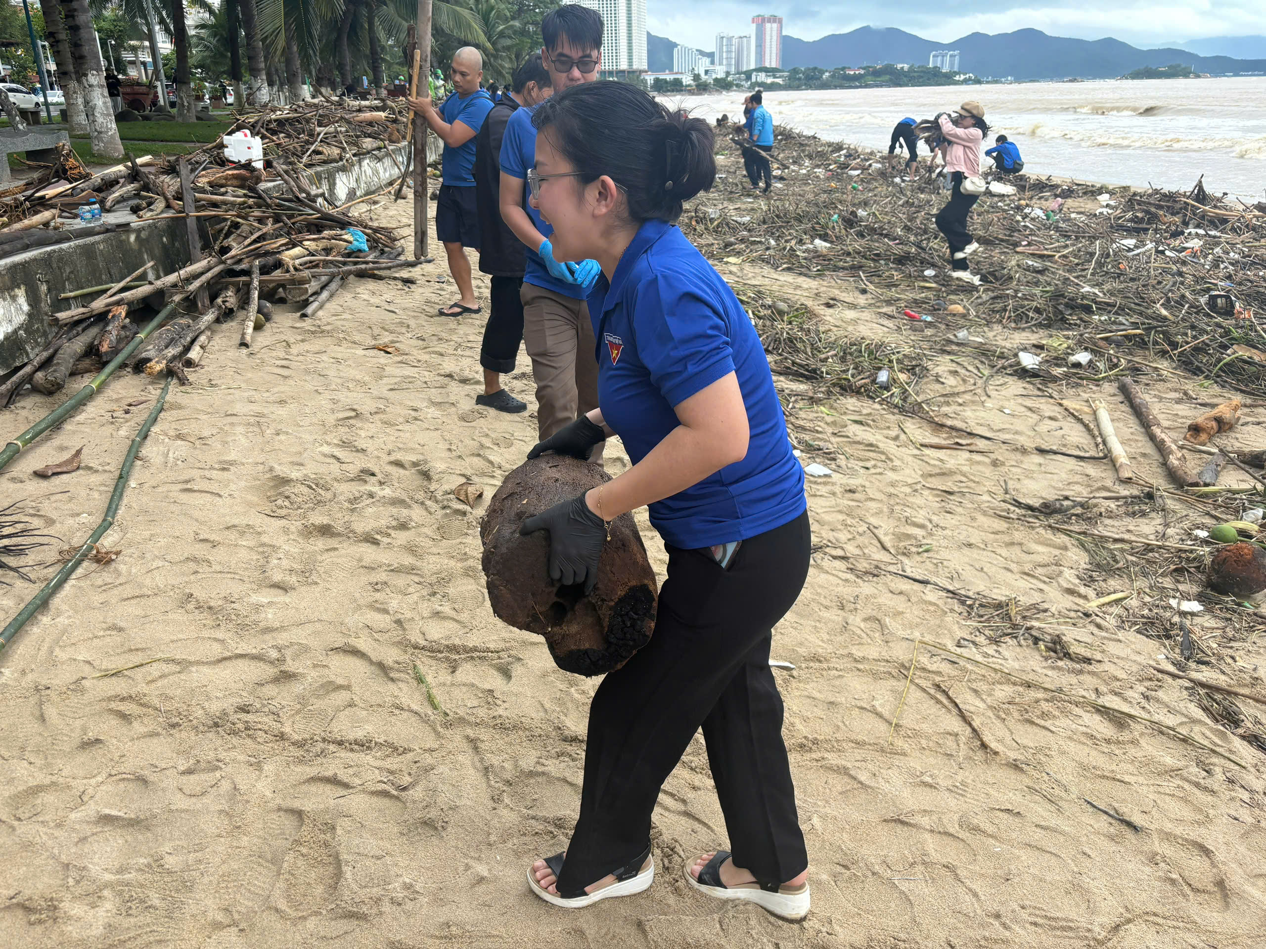 Sau lũ hàng tấn rác ngổn ngang, thanh niên dốc sức dọn dẹp - Ảnh 8.