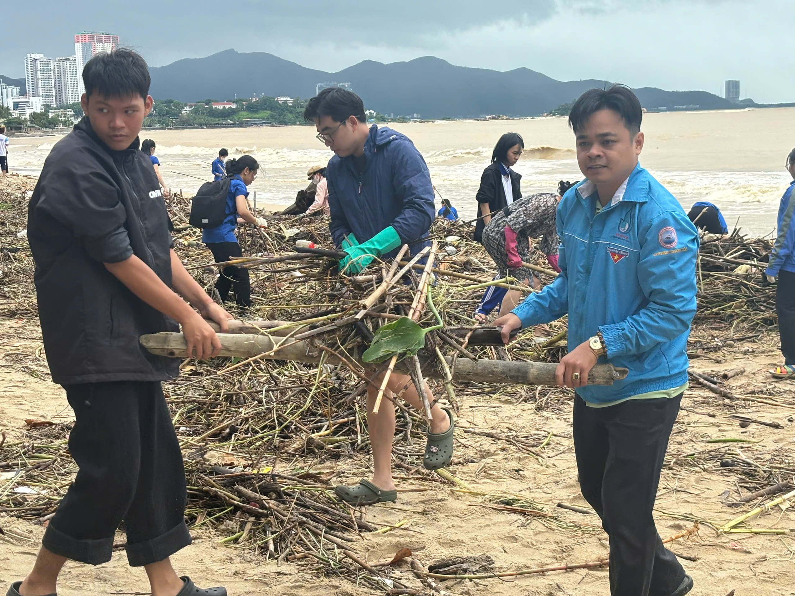 Sau lũ hàng tấn rác ngổn ngang, thanh niên dốc sức dọn dẹp - Ảnh 5.