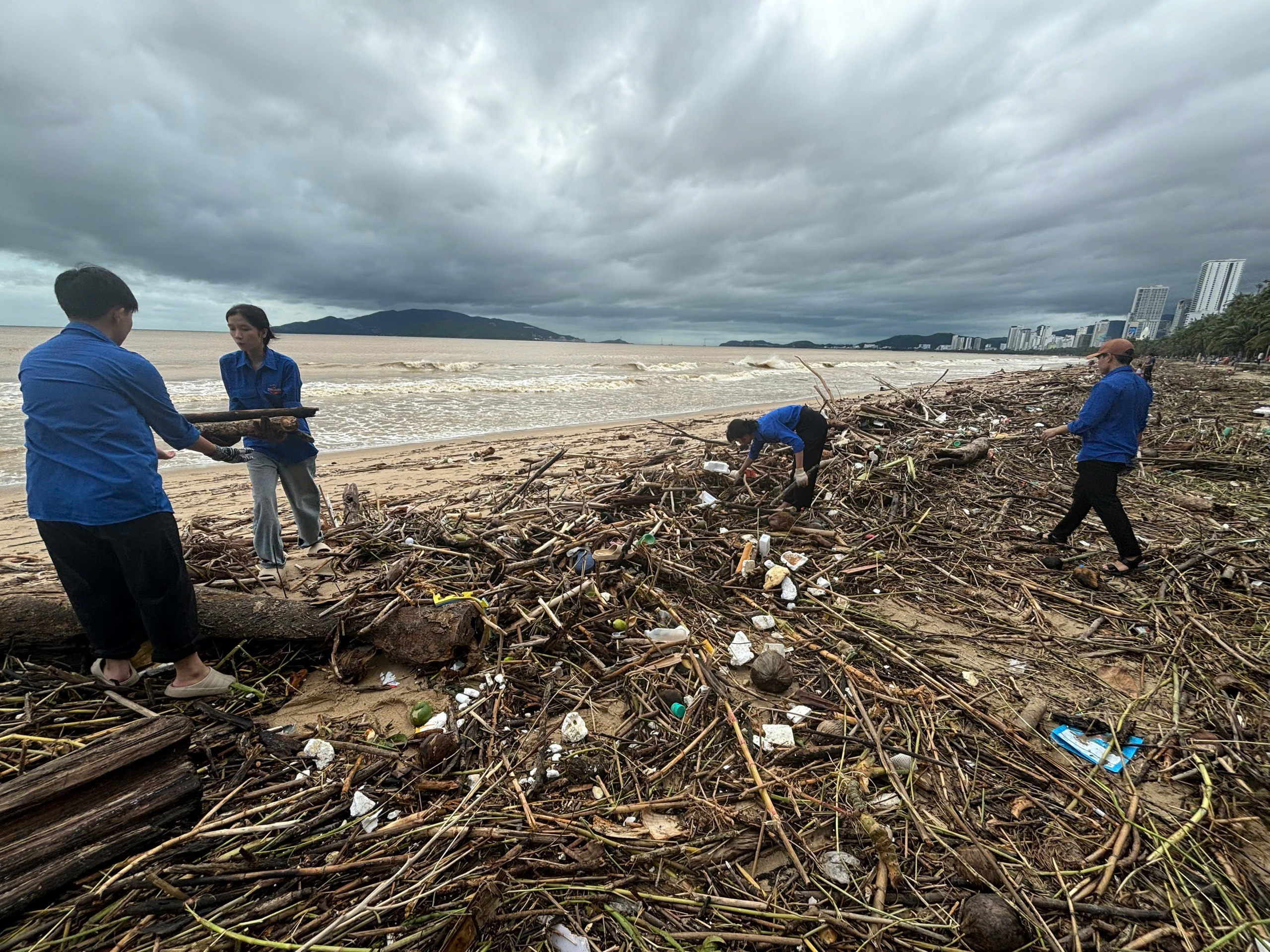 Sau lũ hàng tấn rác ngổn ngang, thanh niên dốc sức dọn dẹp - Ảnh 4.