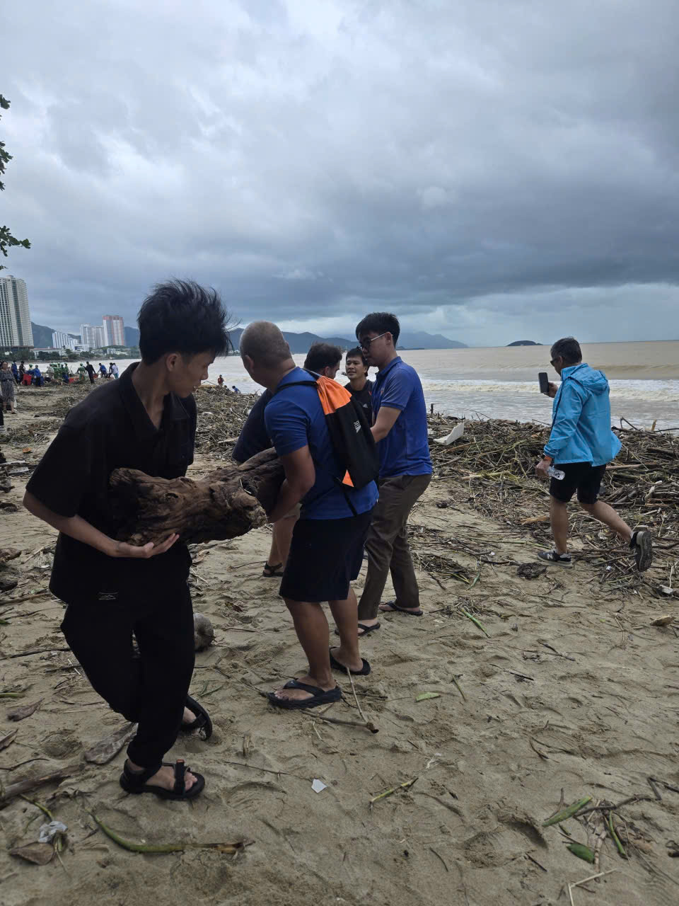 Sau lũ hàng tấn rác ngổn ngang, thanh niên dốc sức dọn dẹp - Ảnh 10.