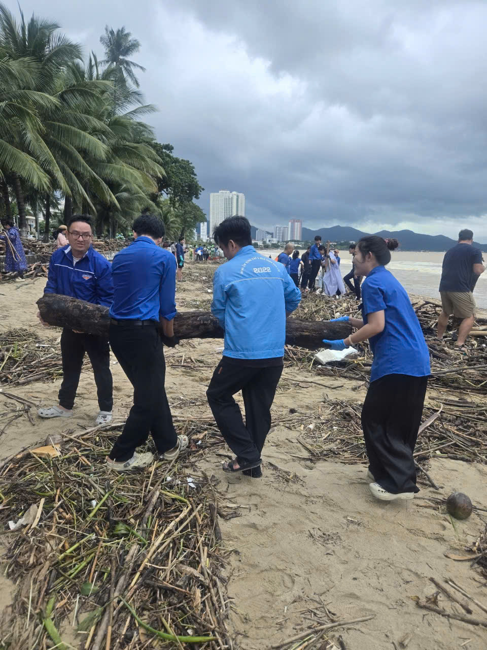 Sau lũ hàng tấn rác ngổn ngang, thanh niên dốc sức dọn dẹp - Ảnh 7.