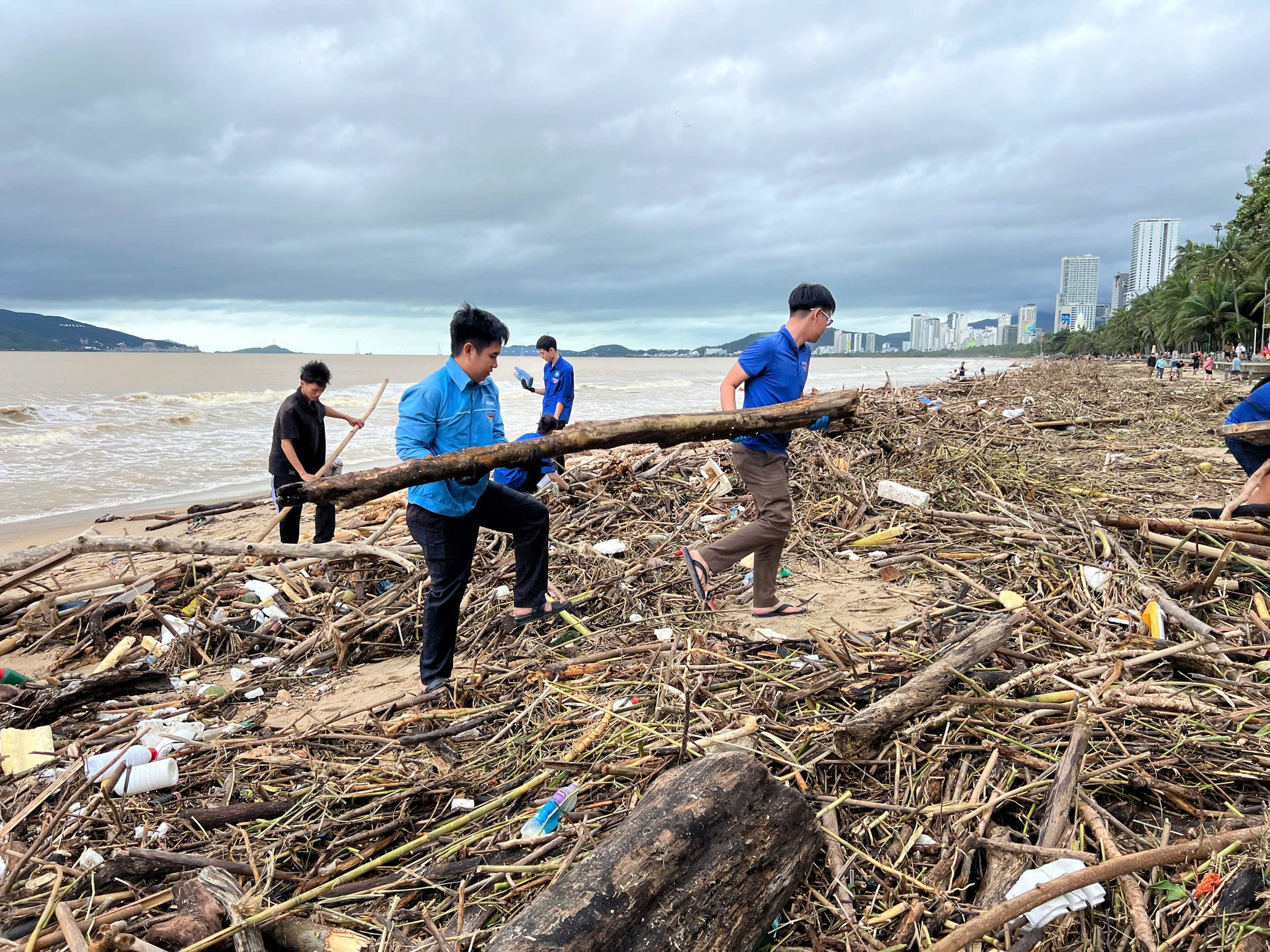 Sau lũ hàng tấn rác ngổn ngang, thanh niên dốc sức dọn dẹp - Ảnh 2.