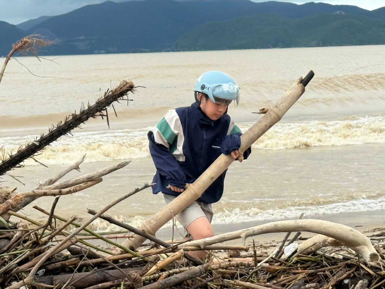 Sau lũ hàng tấn rác ngổn ngang, thanh niên dốc sức dọn dẹp - Ảnh 11.