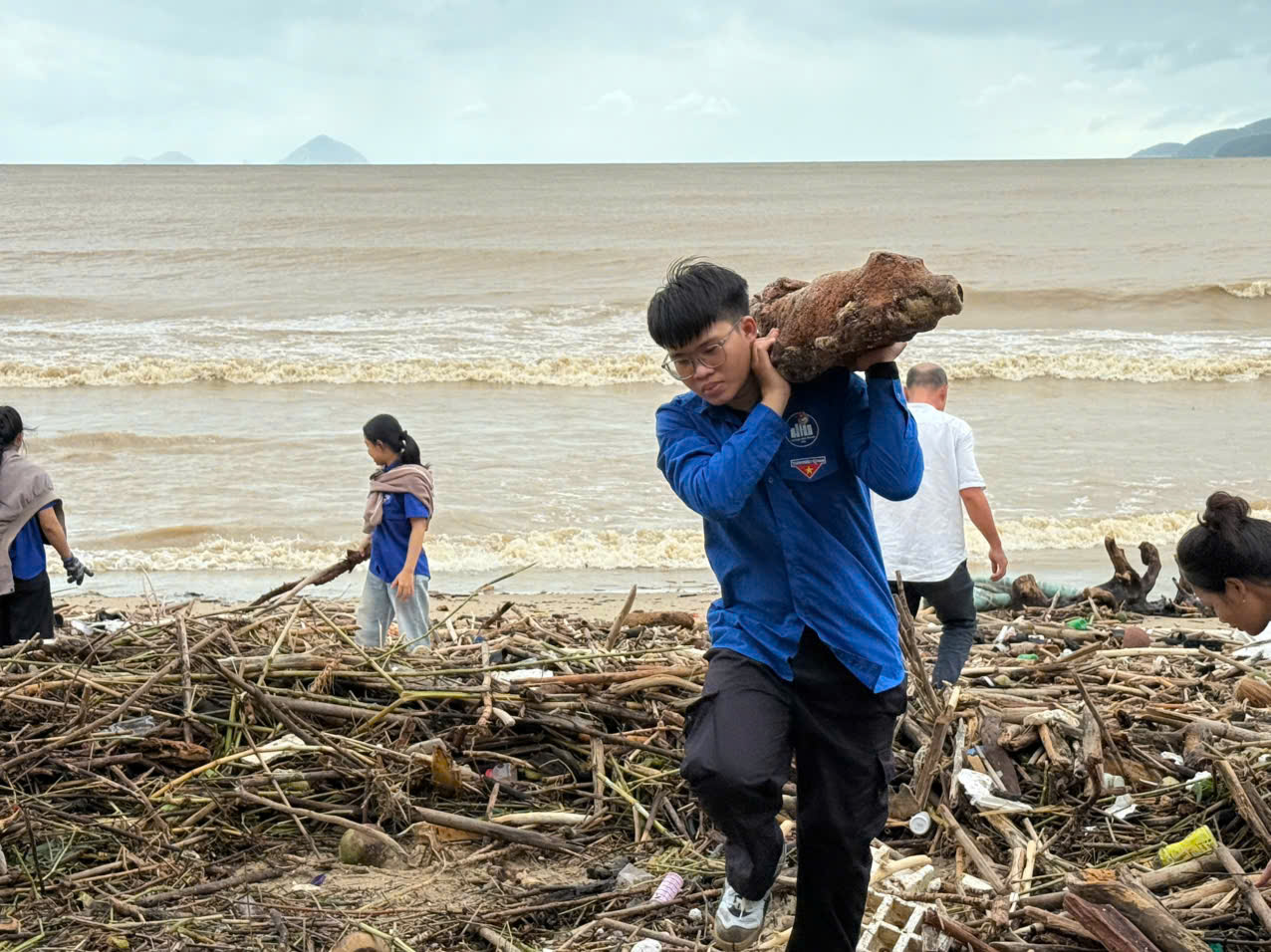 Sau lũ hàng tấn rác ngổn ngang, thanh niên dốc sức dọn dẹp - Ảnh 1.
