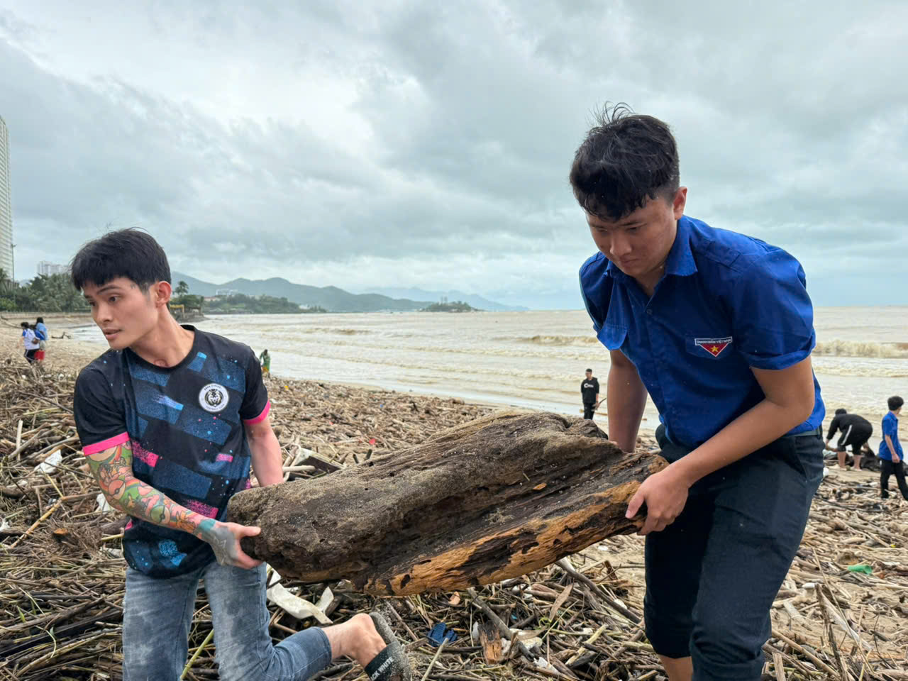 Sau lũ hàng tấn rác ngổn ngang, thanh niên dốc sức dọn dẹp - Ảnh 3.