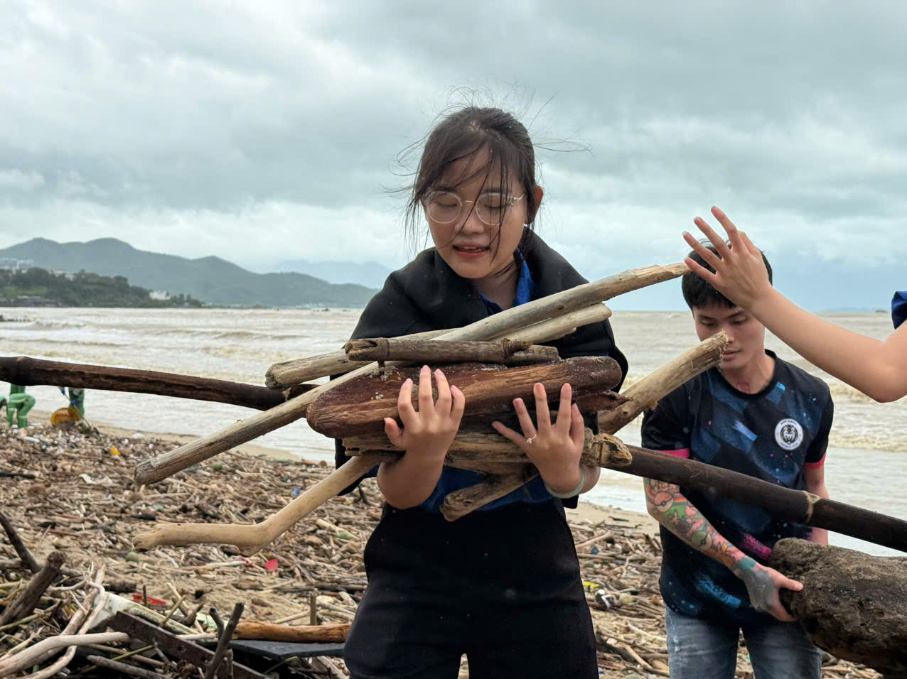 Sau lũ hàng tấn rác ngổn ngang, thanh niên dốc sức dọn dẹp - Ảnh 6.