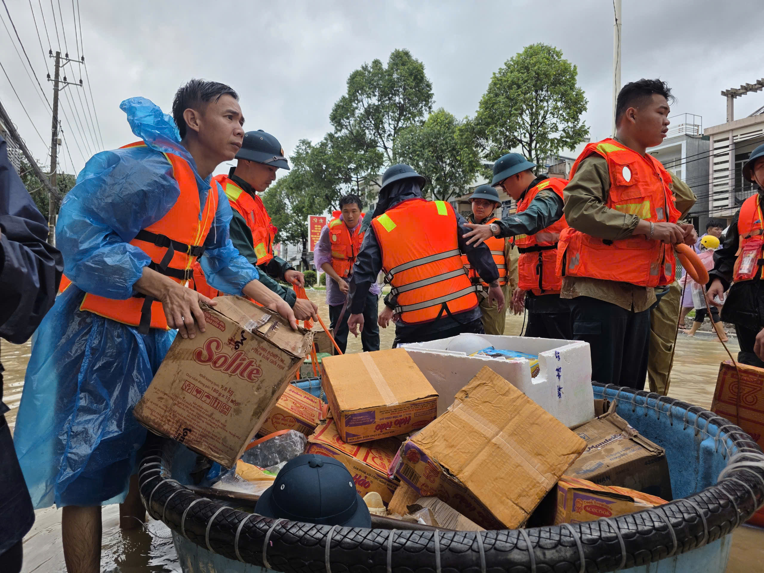 Mưa lũ gây thiệt hại trên 1.000 tỉ đồng, Khánh Hòa kiến nghị hỗ trợ khẩn cấp- Ảnh 3.