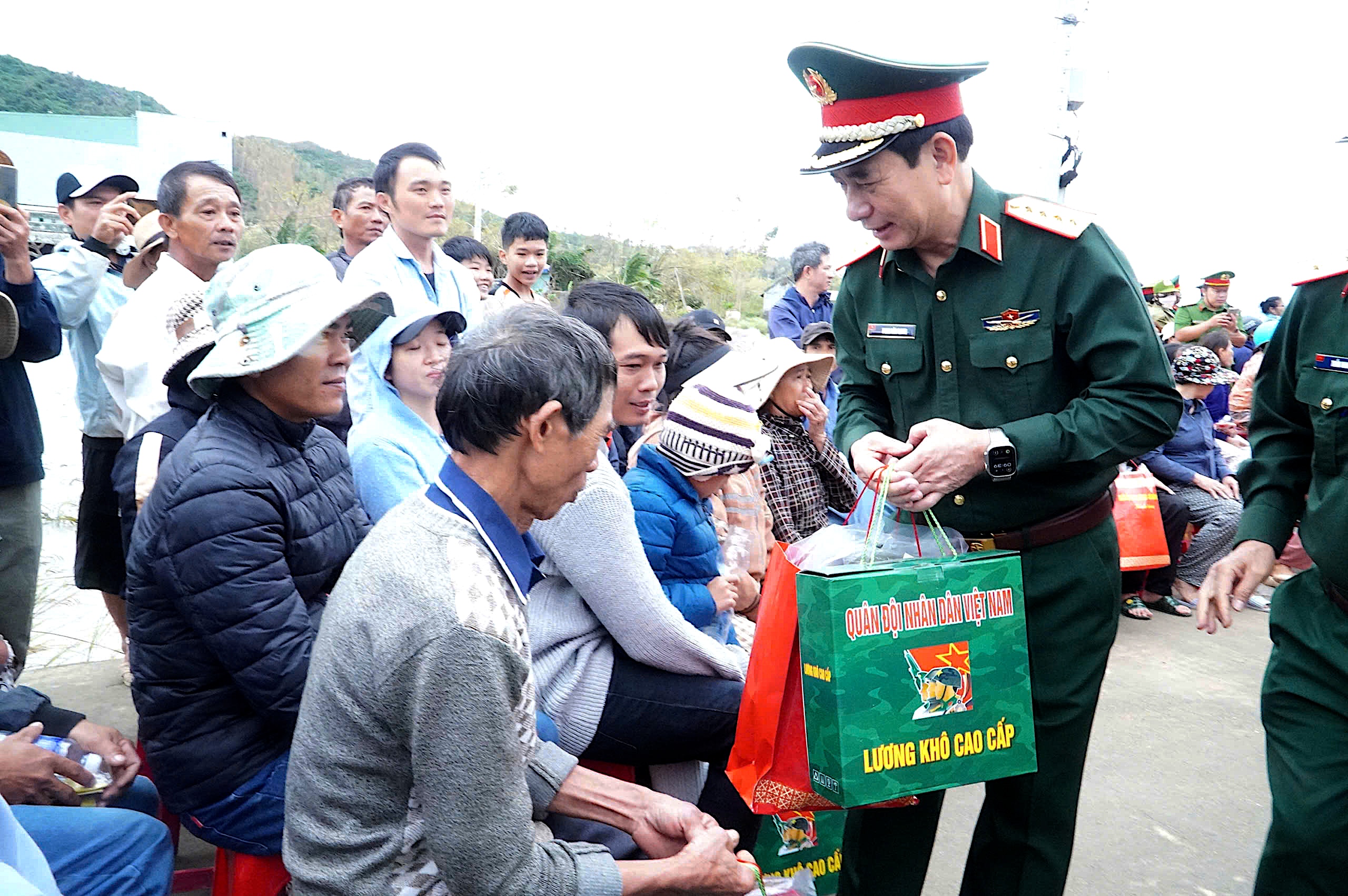 Hỗ trợ khẩn cấp hàng chục ngàn hộ dân vùng lũ Gia Lai- Ảnh 2. Hỗ trợ khẩn cấp hàng chục ngàn hộ dân vùng lũ Gia Lai- Ảnh 2.